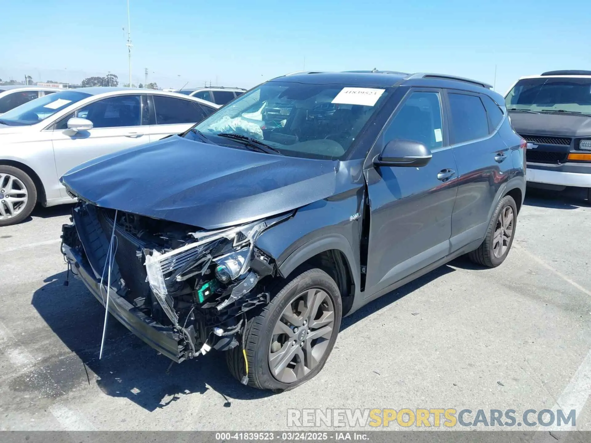 2 fotografías del automóvil dañado KNDEUCAA8M7173412 KIA SELTOS 2021