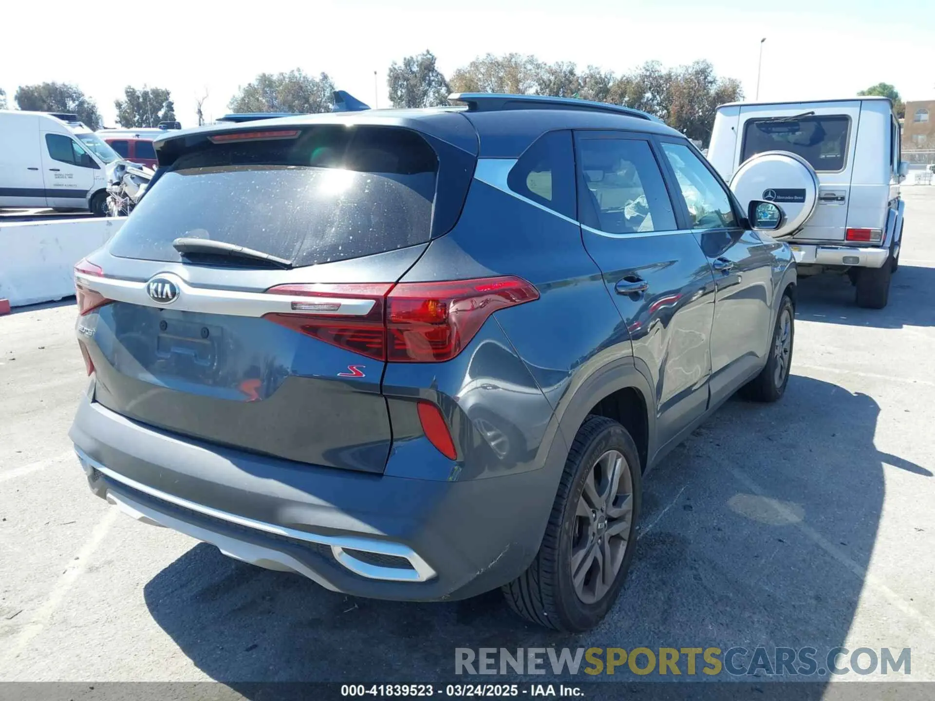 4 fotografías del automóvil dañado KNDEUCAA8M7173412 KIA SELTOS 2021
