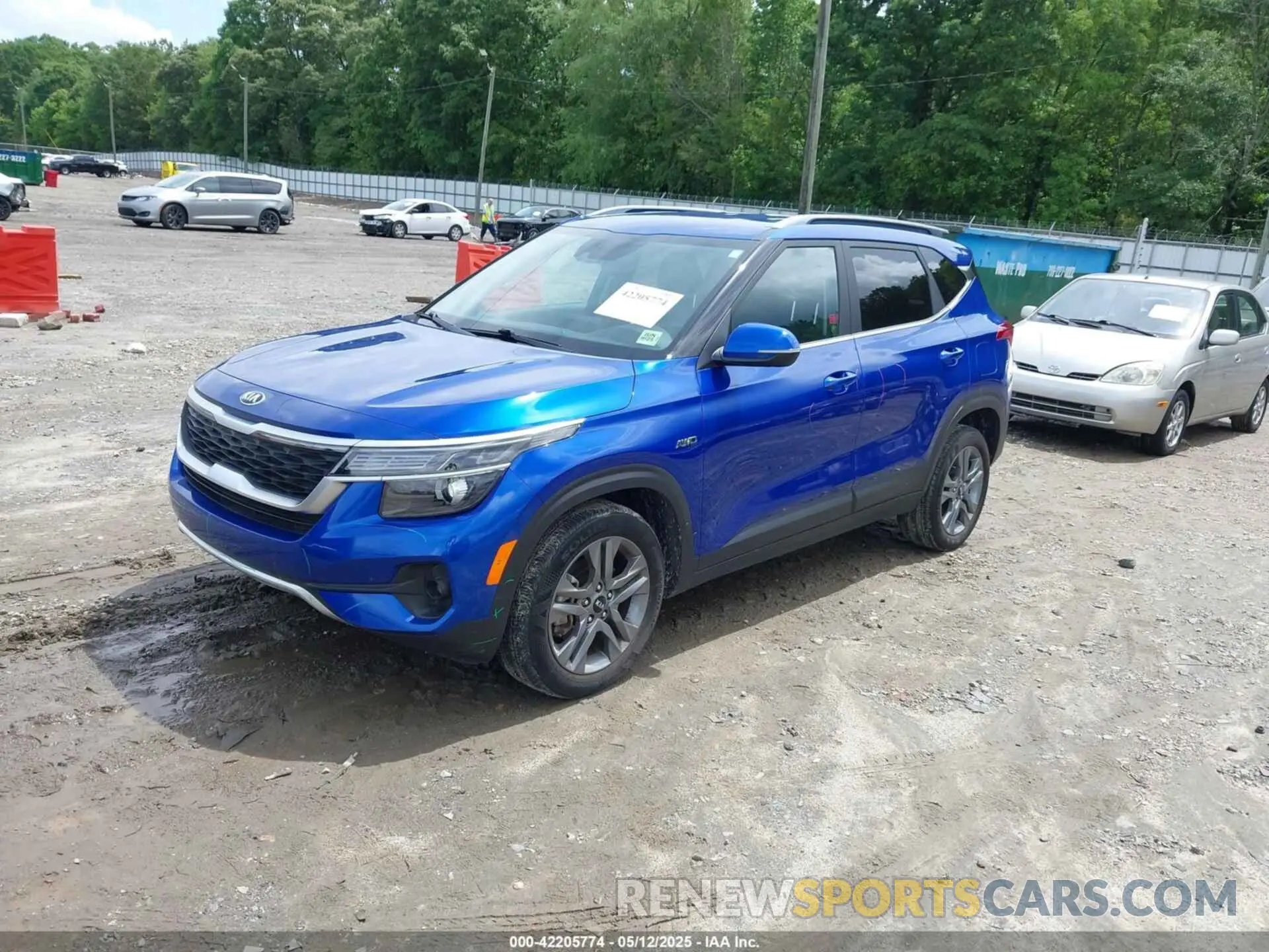 2 fotografías del automóvil dañado KNDEUCAA8M7184183 KIA SELTOS 2021