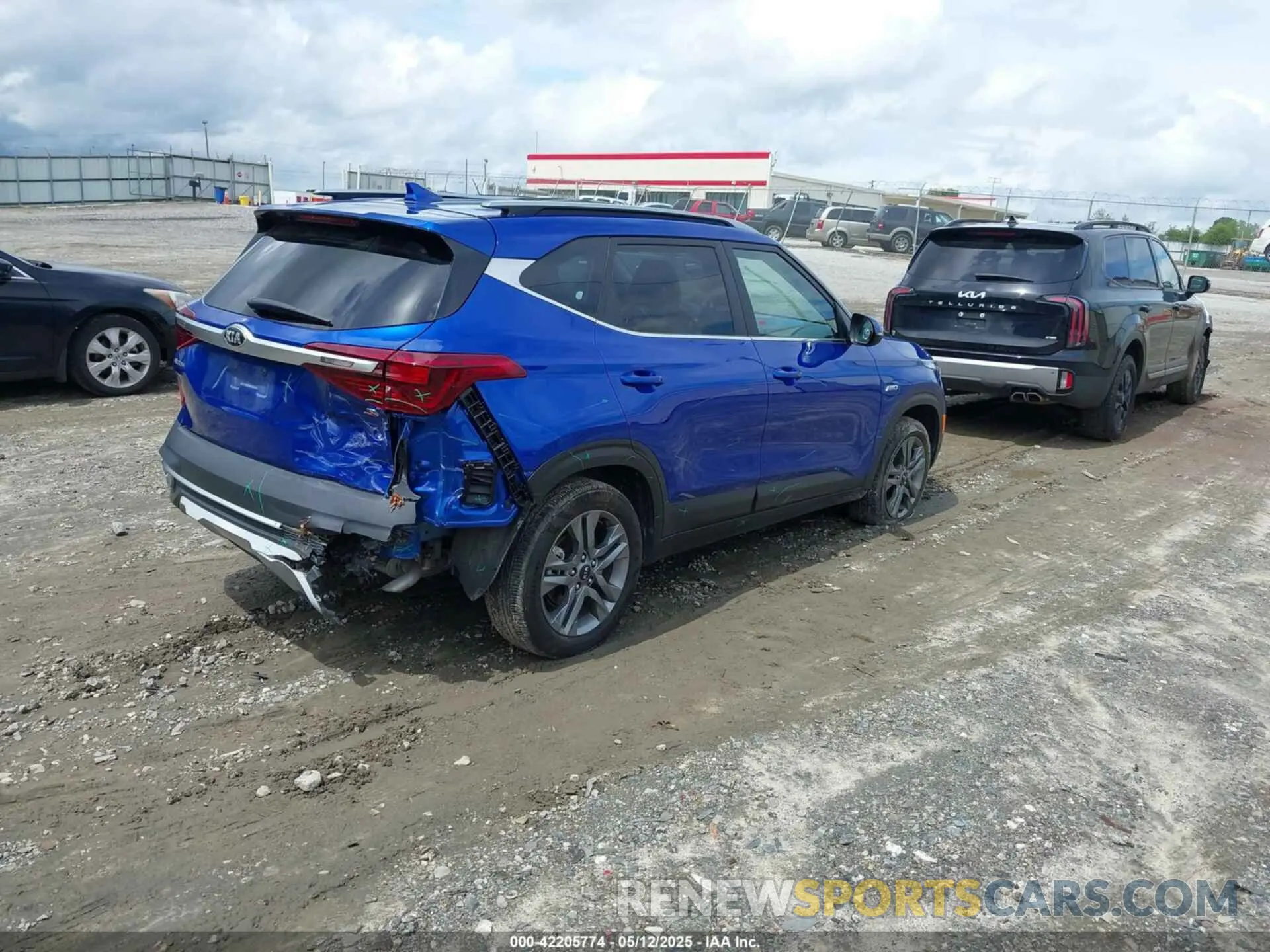 4 fotografías del automóvil dañado KNDEUCAA8M7184183 KIA SELTOS 2021