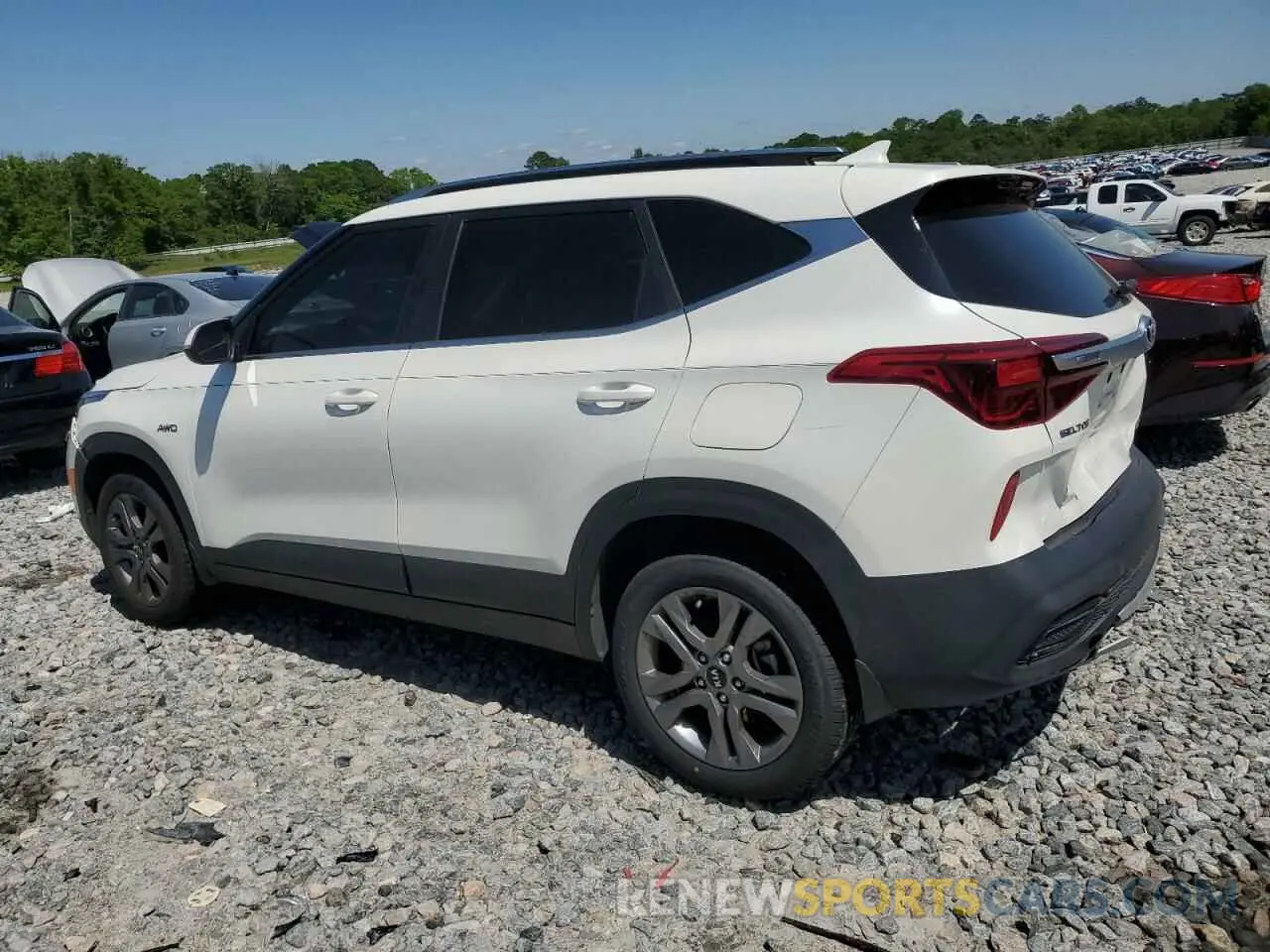 2 fotografías del automóvil dañado KNDEUCAA9M7209110 KIA SELTOS 2021