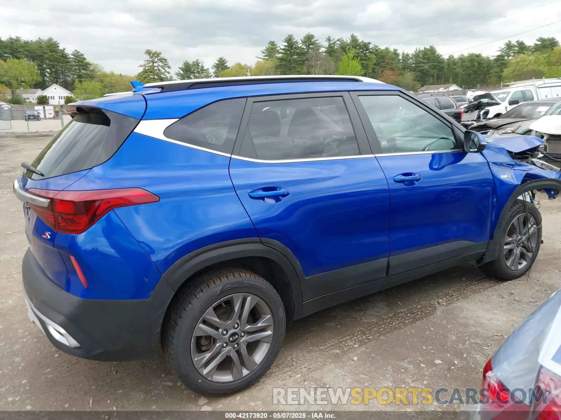 14 fotografías del automóvil dañado KNDEUCAAXM7121179 KIA SELTOS 2021