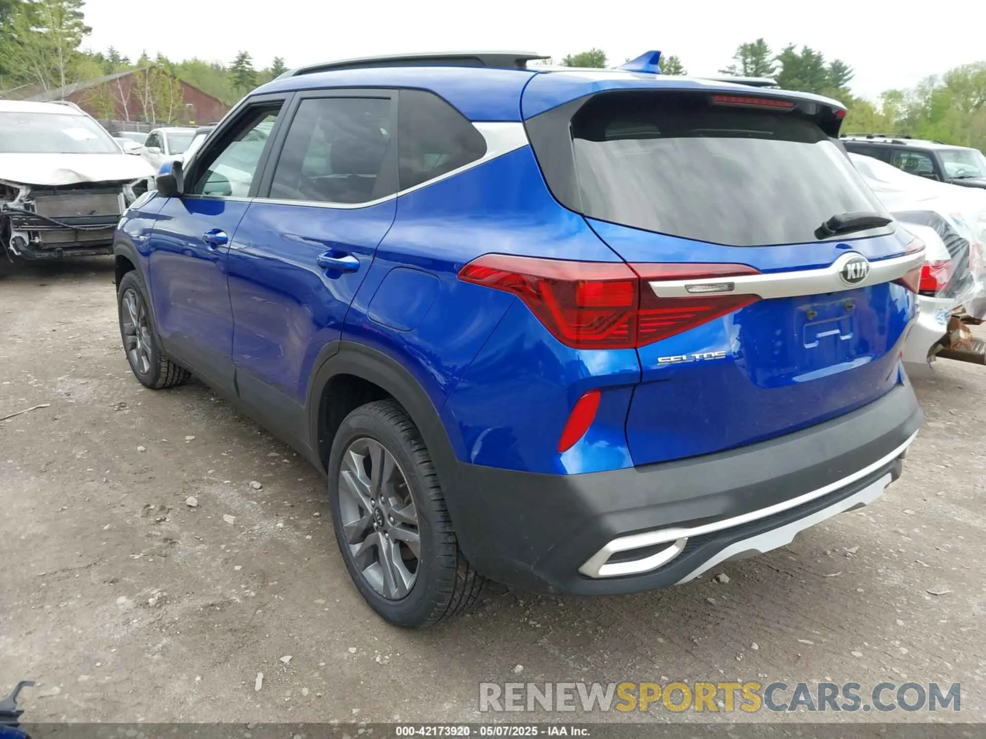3 fotografías del automóvil dañado KNDEUCAAXM7121179 KIA SELTOS 2021