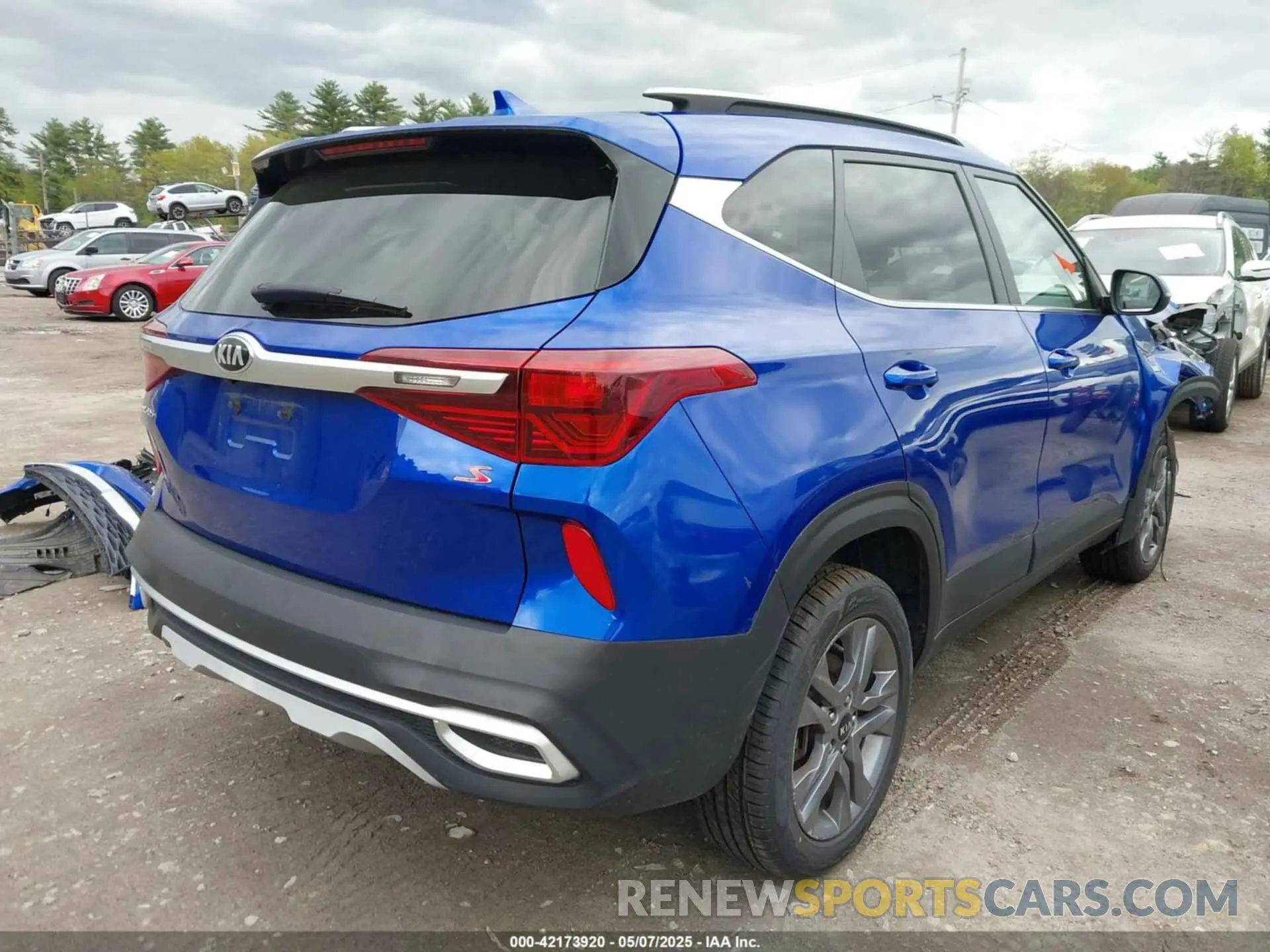 4 fotografías del automóvil dañado KNDEUCAAXM7121179 KIA SELTOS 2021