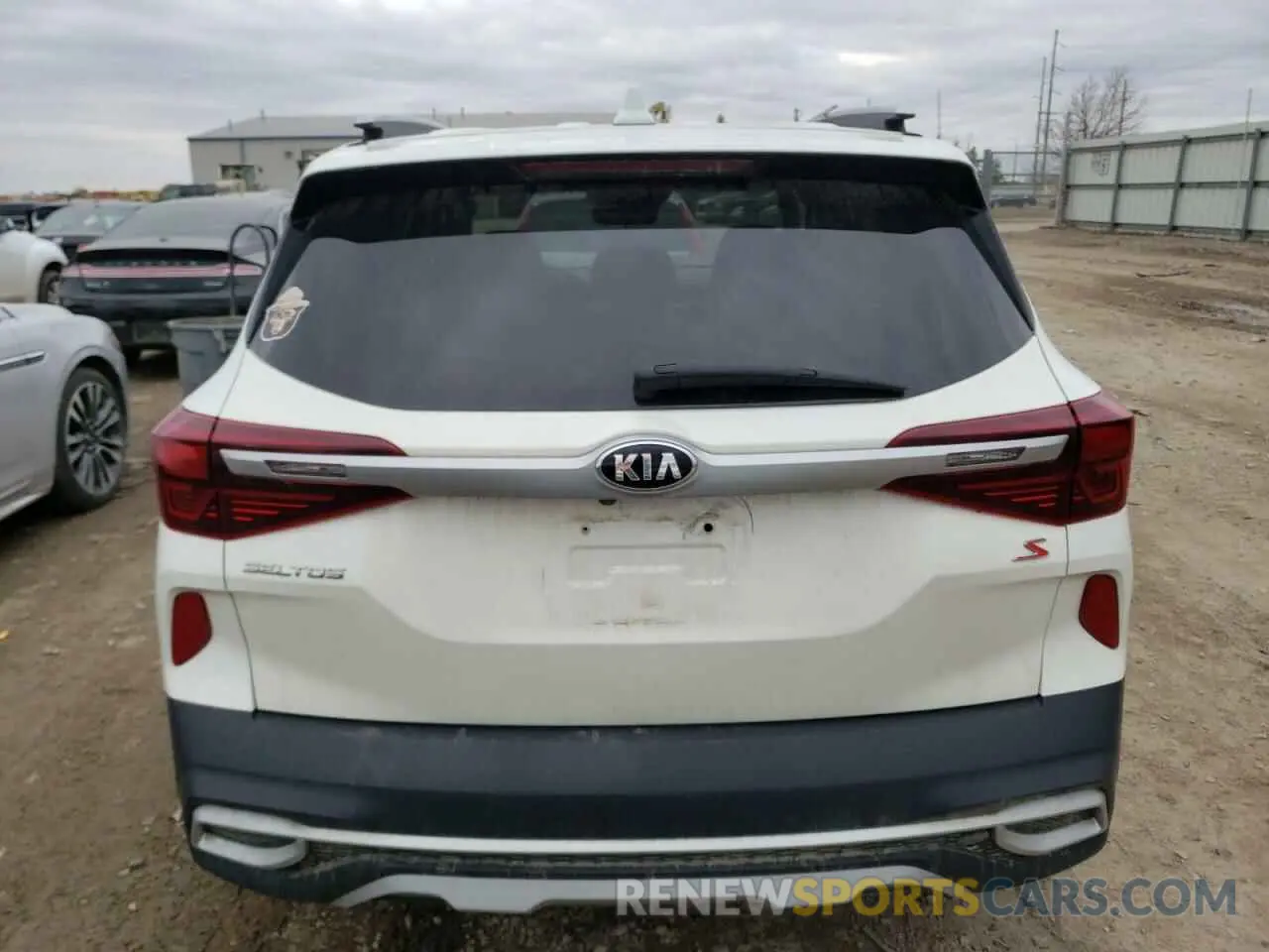 6 fotografías del automóvil dañado KNDEUCAAXM7170110 KIA SELTOS 2021