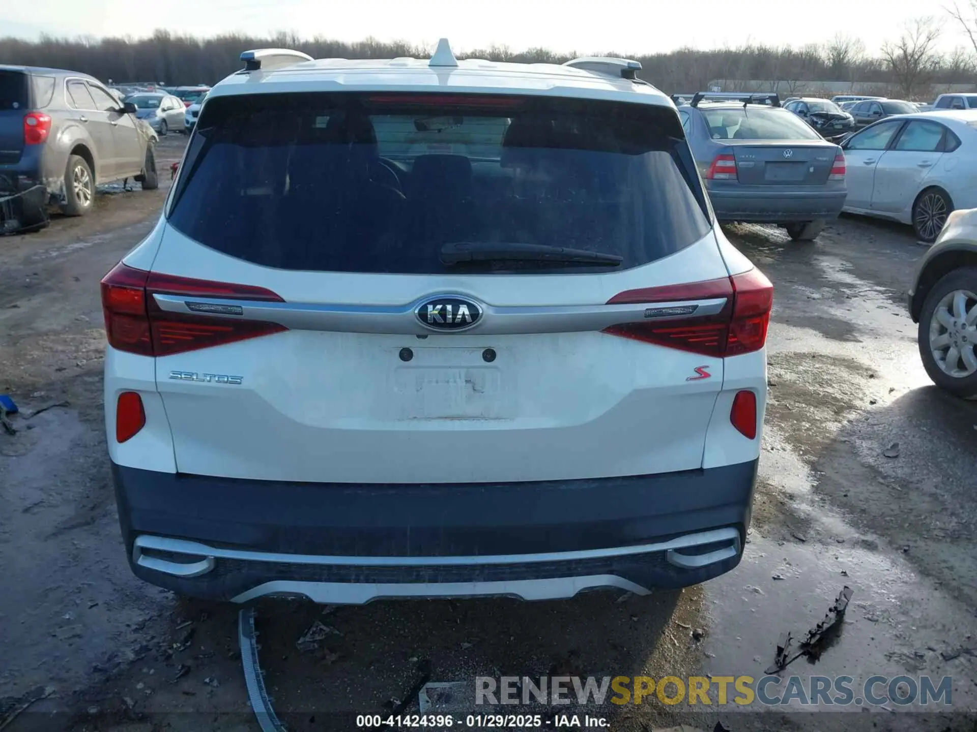 17 fotografías del automóvil dañado KNDEUCAAXM7225123 KIA SELTOS 2021