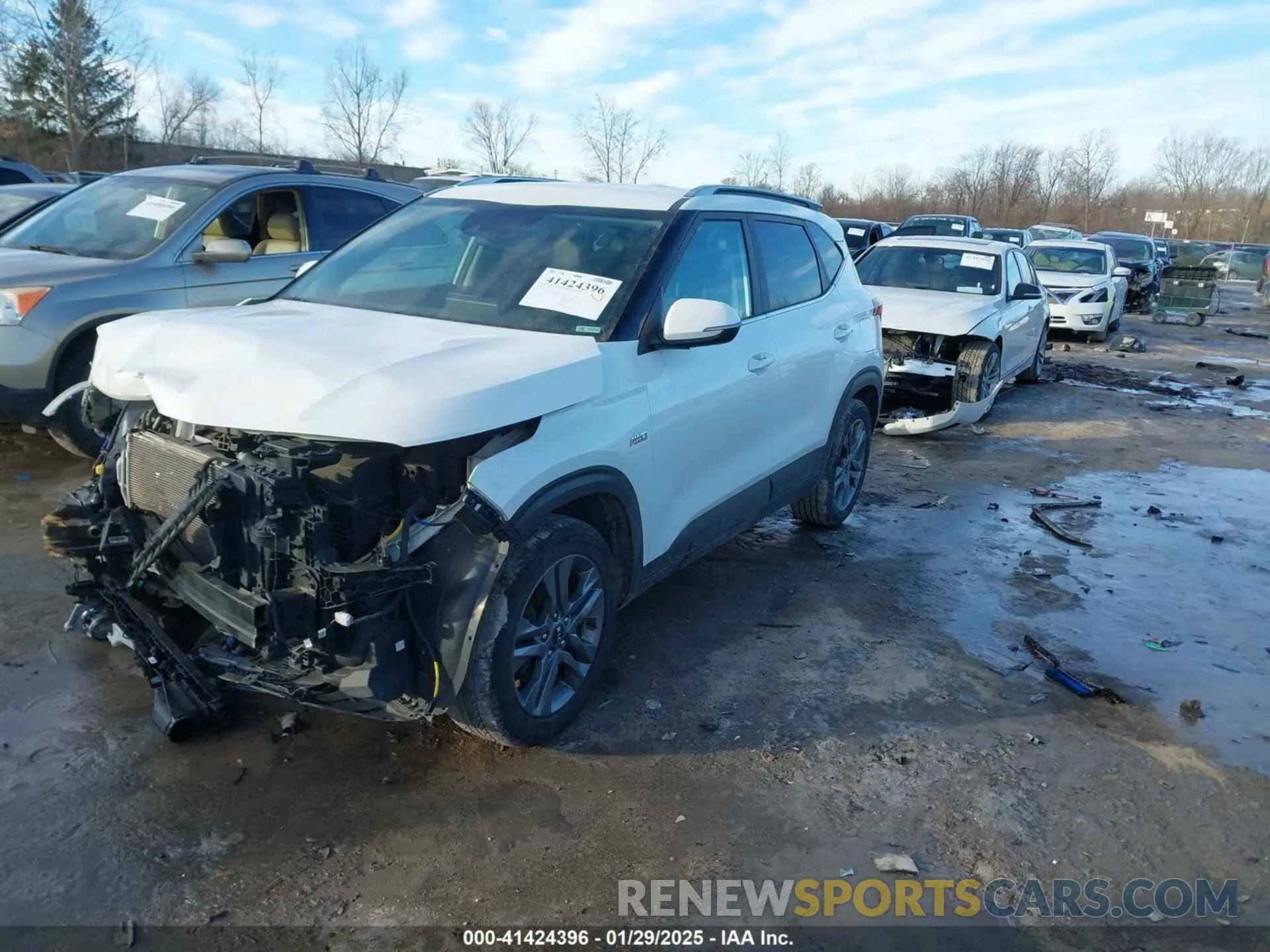 2 fotografías del automóvil dañado KNDEUCAAXM7225123 KIA SELTOS 2021