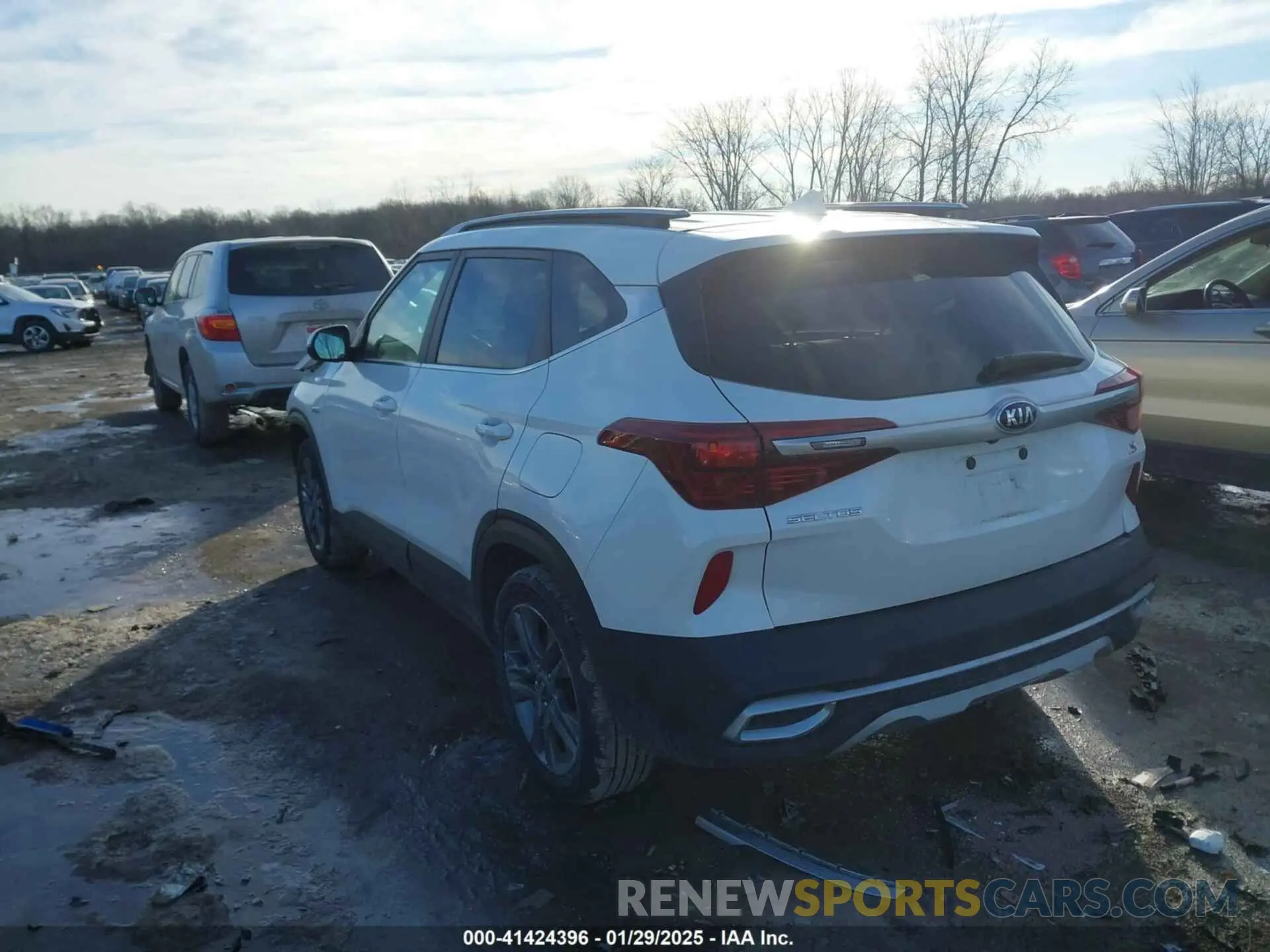 3 fotografías del automóvil dañado KNDEUCAAXM7225123 KIA SELTOS 2021