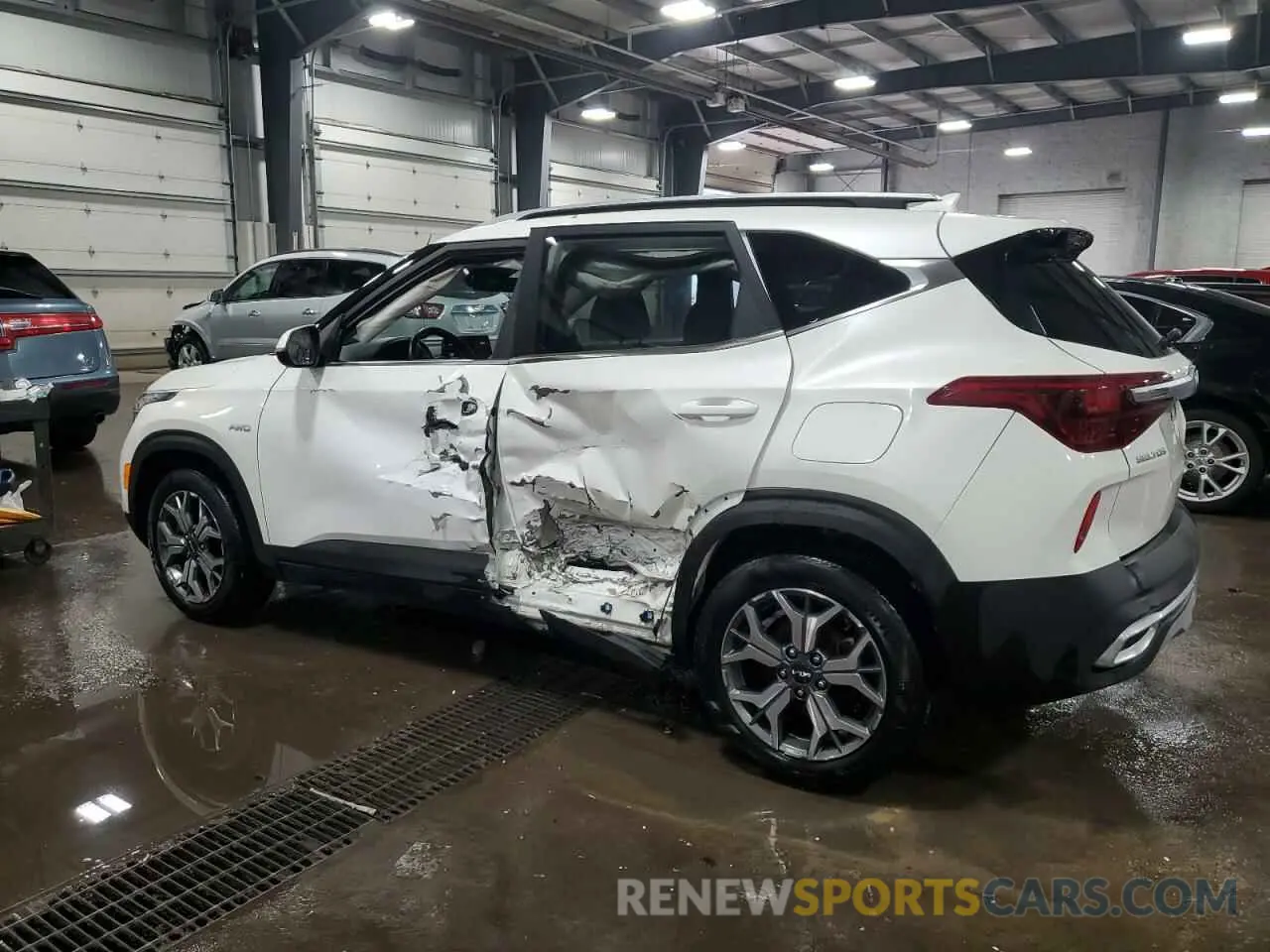 2 fotografías del automóvil dañado KNDERCAA5N7245525 KIA SELTOS 2022