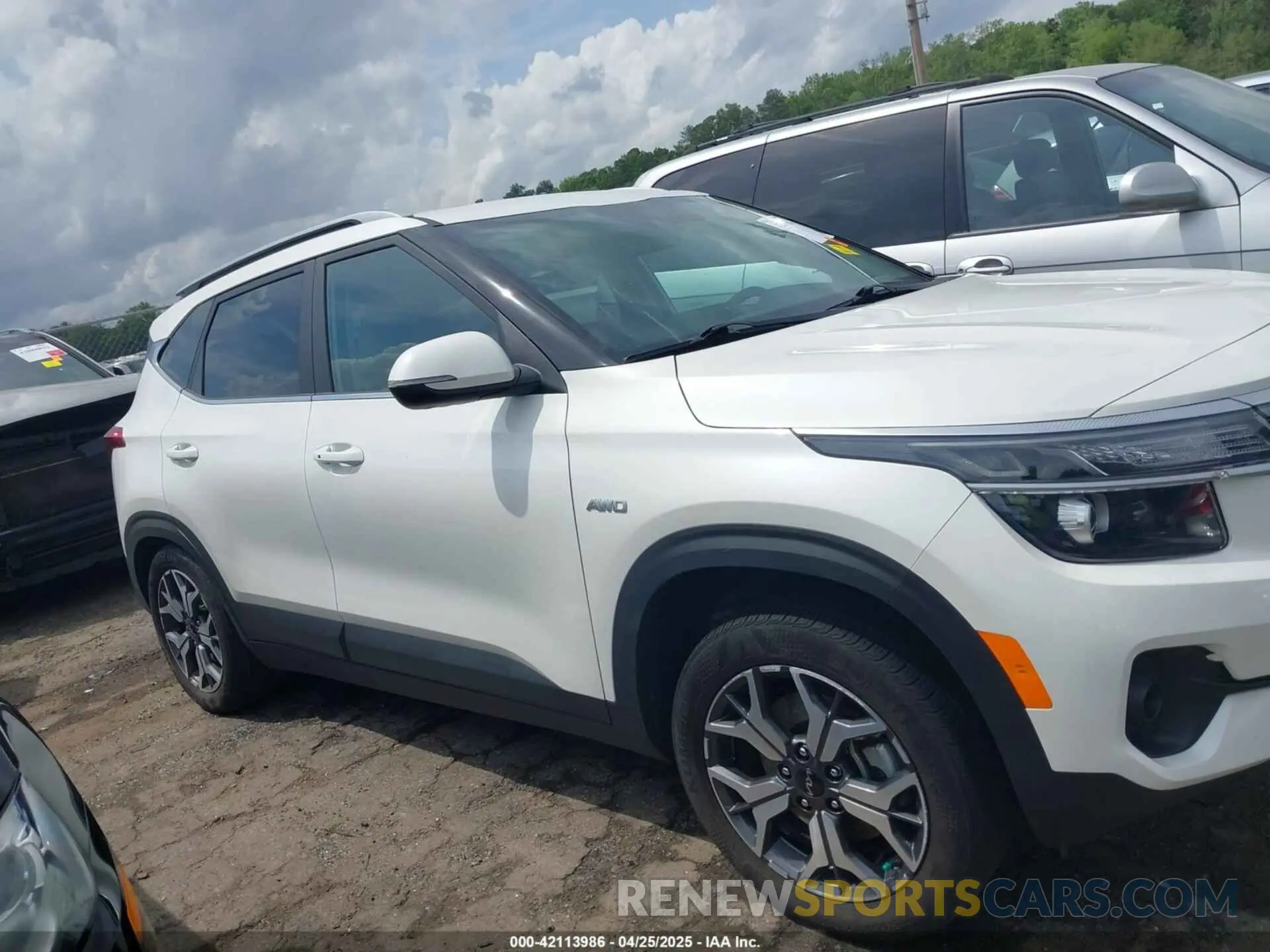 13 fotografías del automóvil dañado KNDERCAAXN7287172 KIA SELTOS 2022