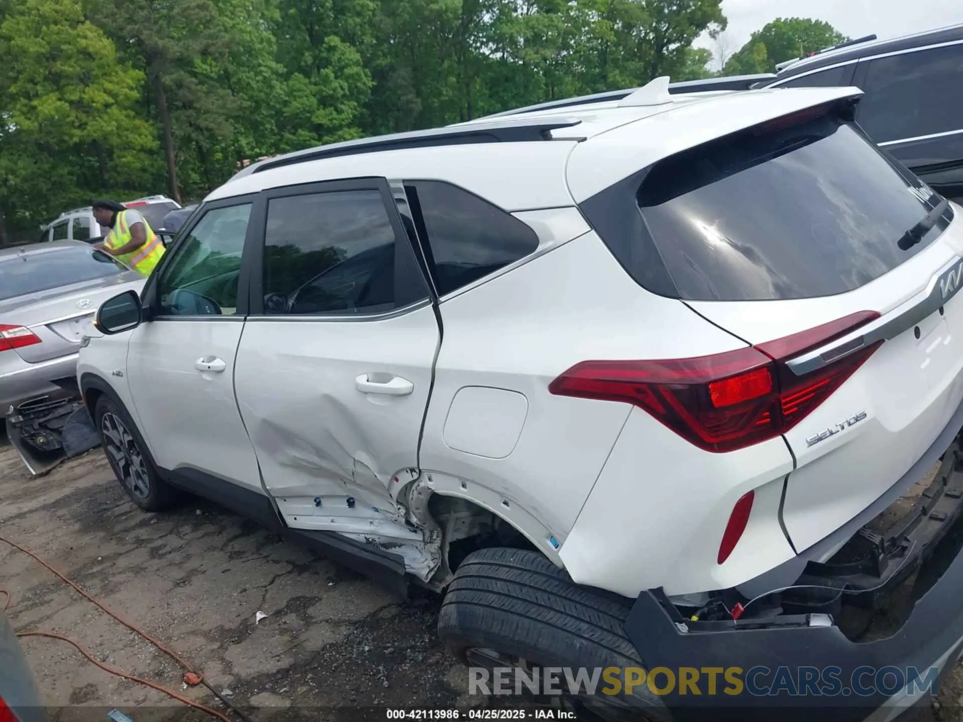 14 fotografías del automóvil dañado KNDERCAAXN7287172 KIA SELTOS 2022