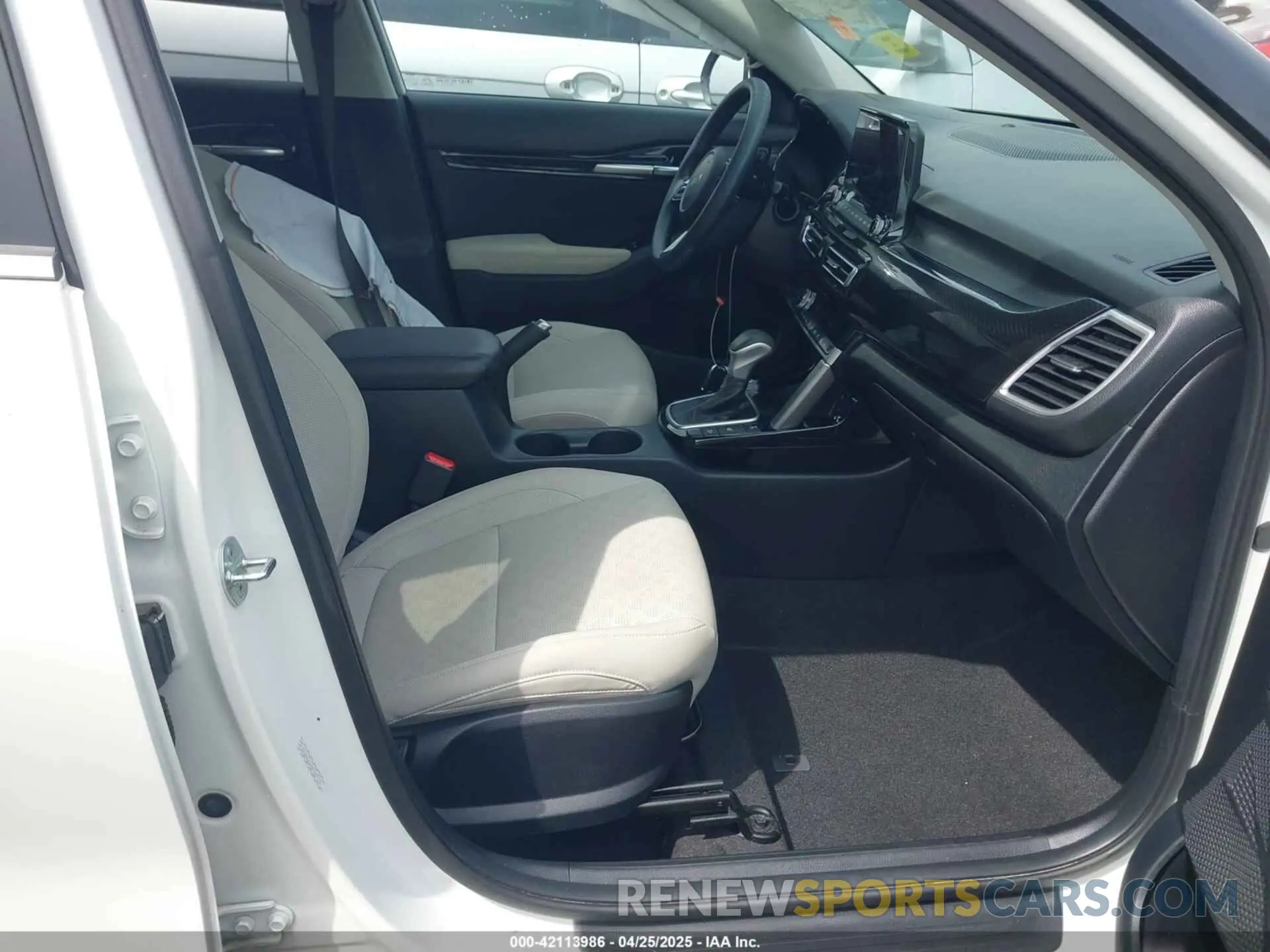 5 fotografías del automóvil dañado KNDERCAAXN7287172 KIA SELTOS 2022
