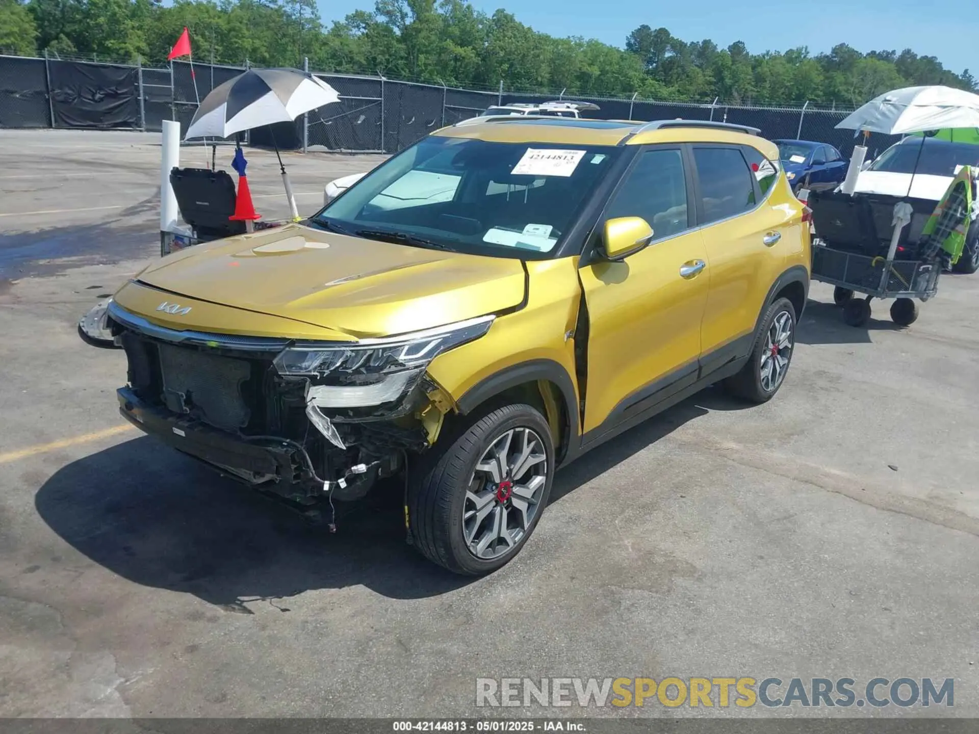 2 fotografías del automóvil dañado KNDETCA24N7277683 KIA SELTOS 2022