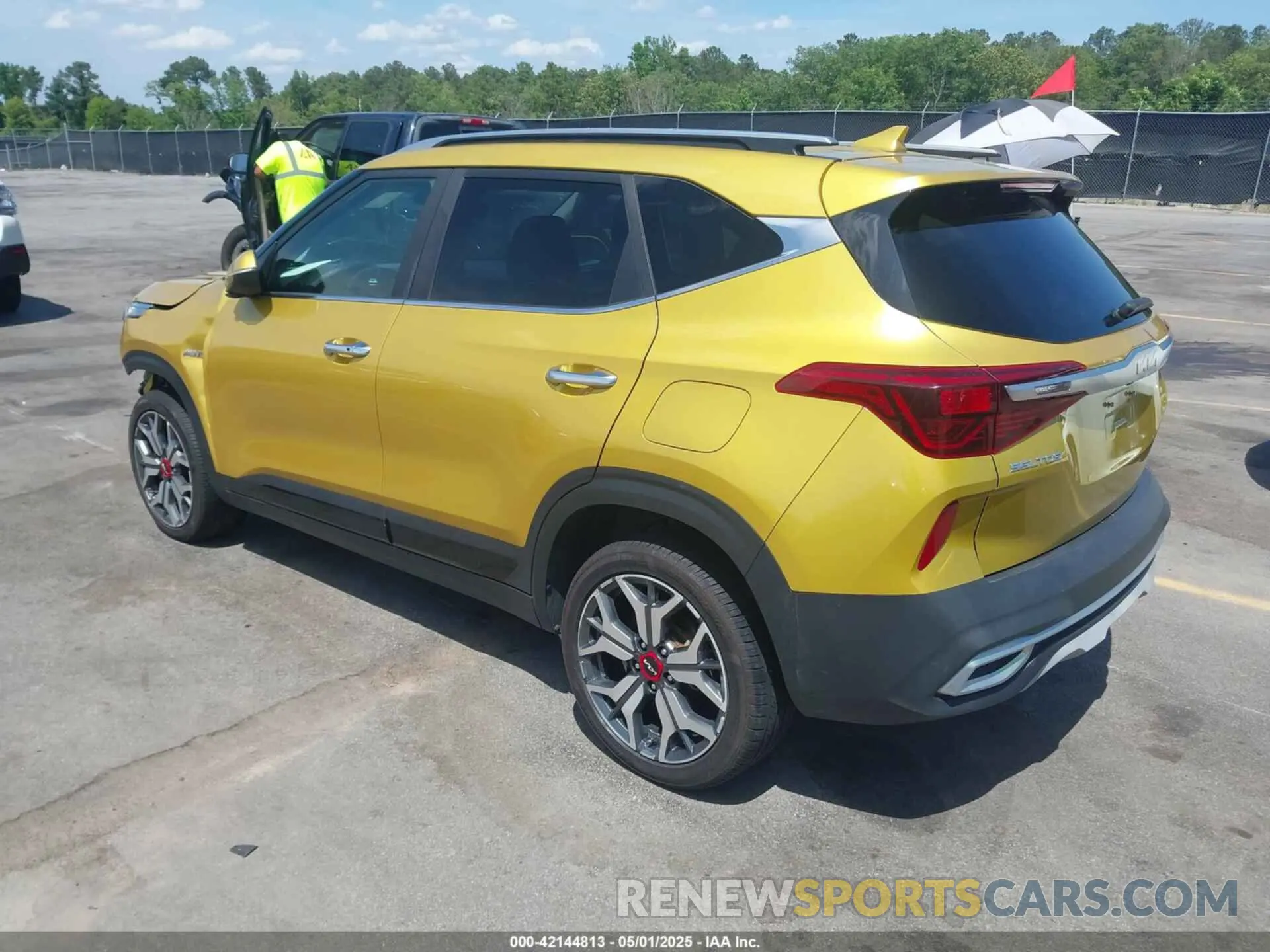 3 fotografías del automóvil dañado KNDETCA24N7277683 KIA SELTOS 2022