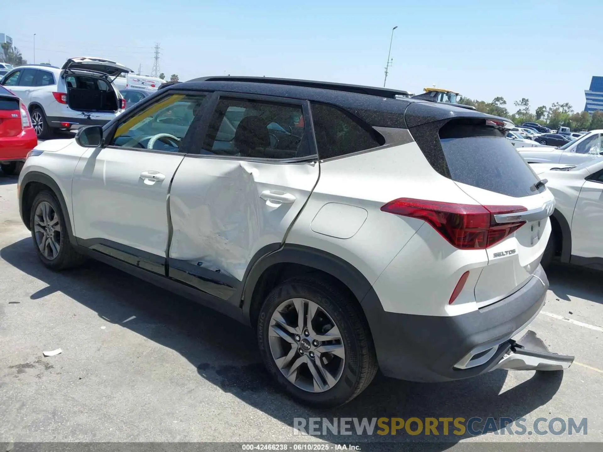3 fotografías del automóvil dañado KNDEU2AA0N7313075 KIA SELTOS 2022