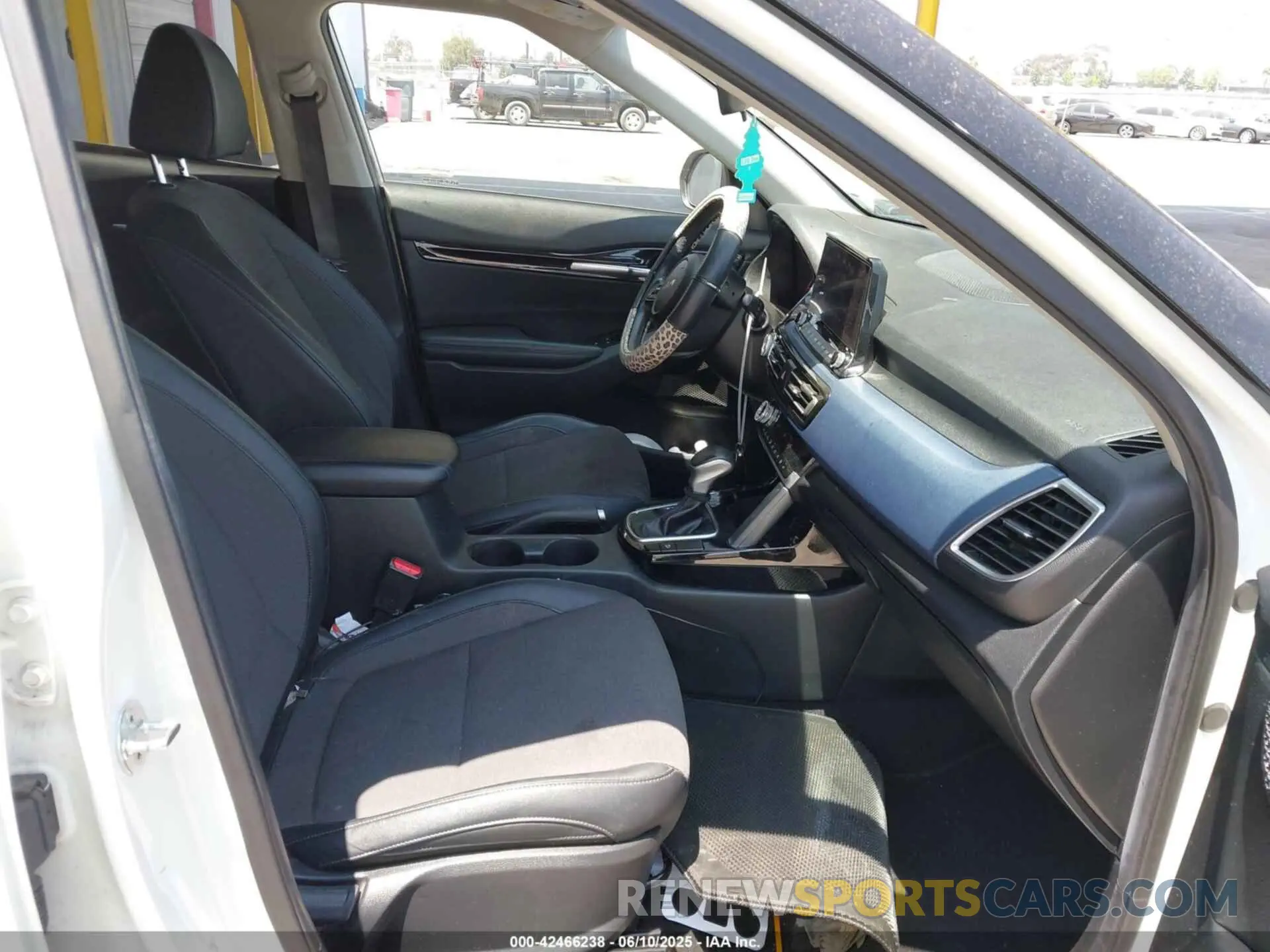 5 fotografías del automóvil dañado KNDEU2AA0N7313075 KIA SELTOS 2022