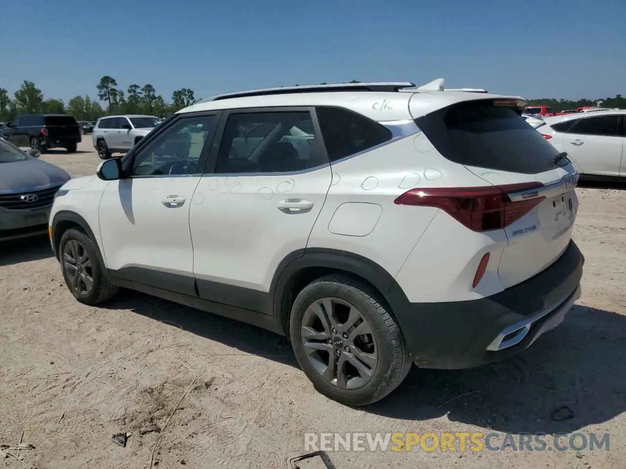 2 fotografías del automóvil dañado KNDEU2AA7N7330374 KIA SELTOS 2022