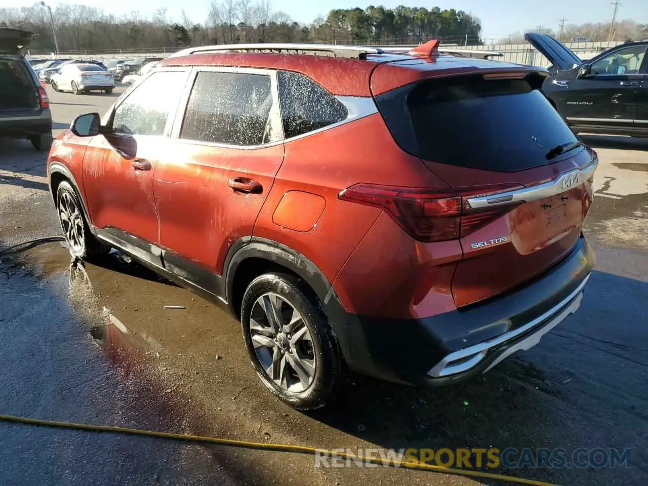 2 fotografías del automóvil dañado KNDEU2AAXN7286483 KIA SELTOS 2022
