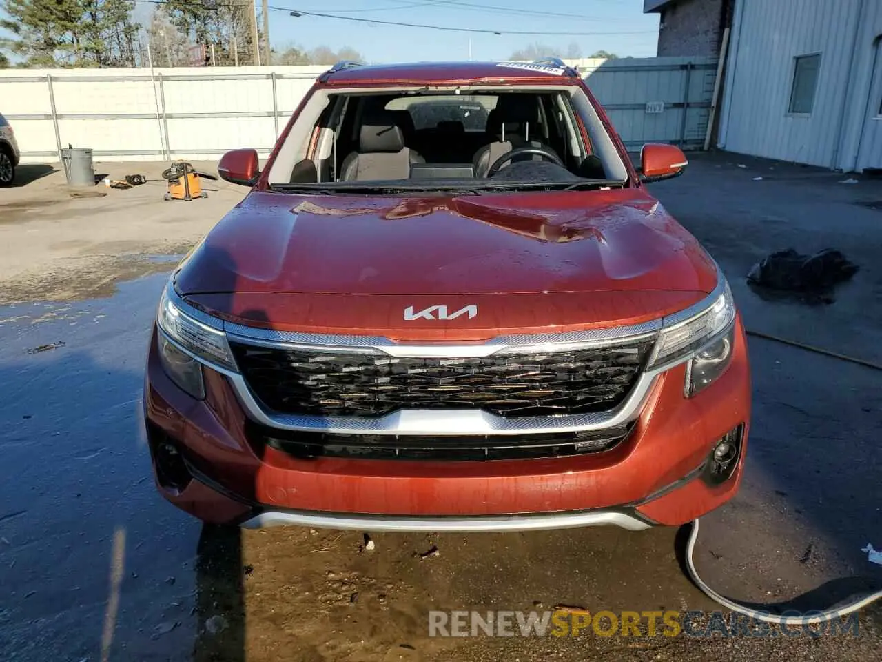 5 fotografías del automóvil dañado KNDEU2AAXN7286483 KIA SELTOS 2022