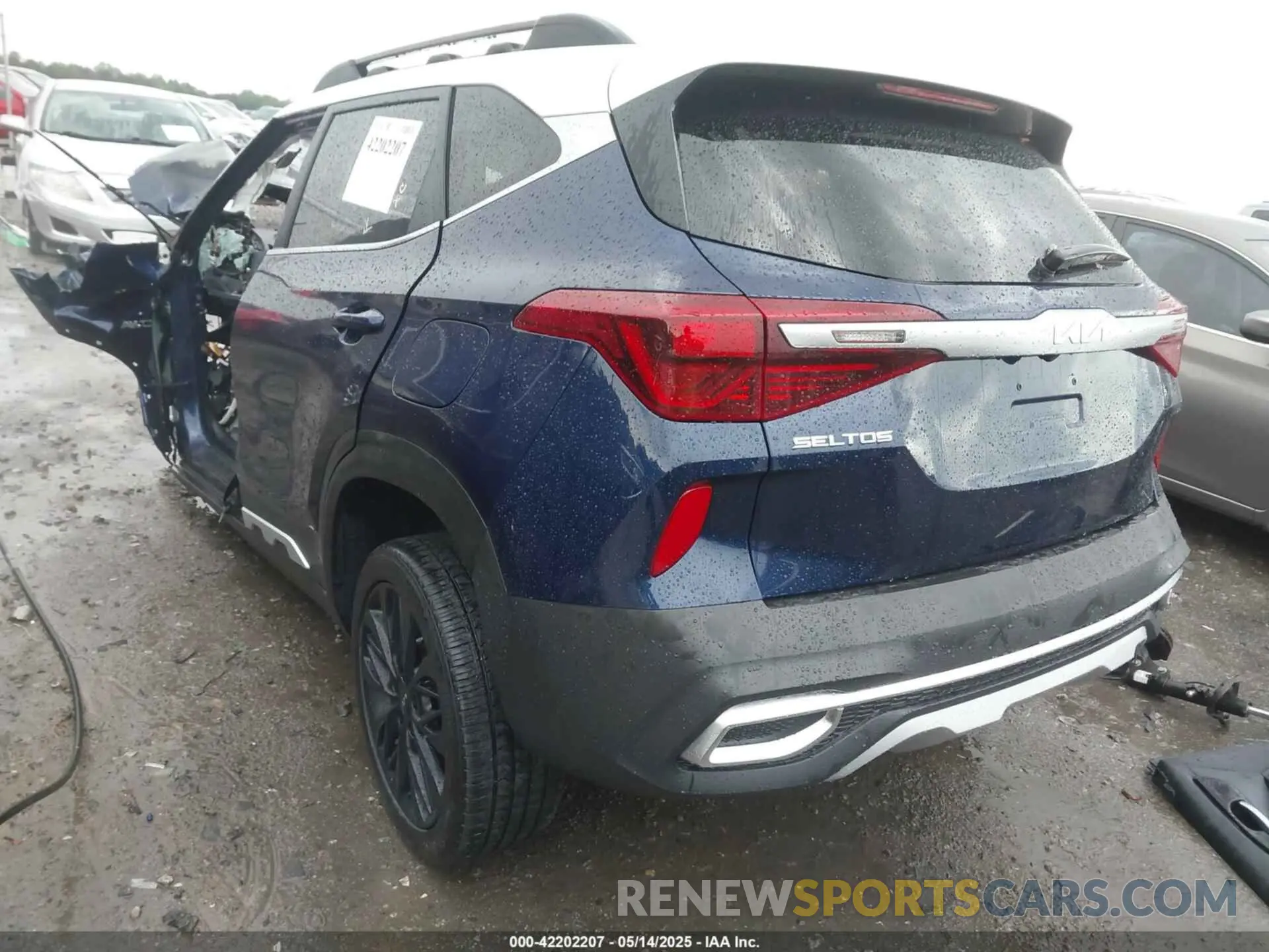 3 fotografías del automóvil dañado KNDEUCA24N7241036 KIA SELTOS 2022