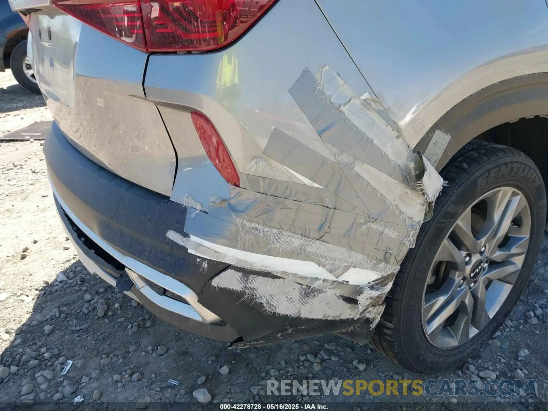 12 fotografías del automóvil dañado KNDEUCAA0N7260237 KIA SELTOS 2022