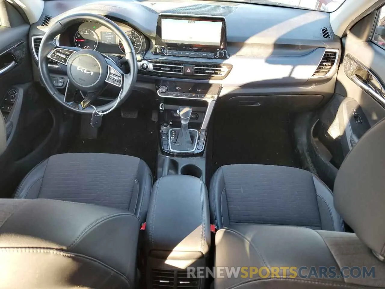8 fotografías del automóvil dañado KNDEUCAA4N7318494 KIA SELTOS 2022
