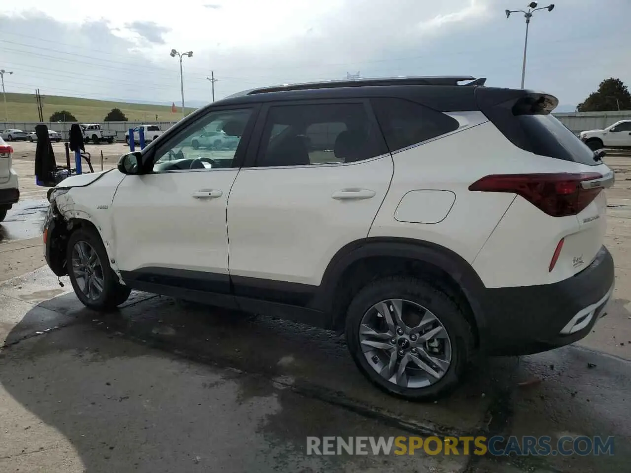 2 fotografías del automóvil dañado KNDEUCAA6N7276779 KIA SELTOS 2022