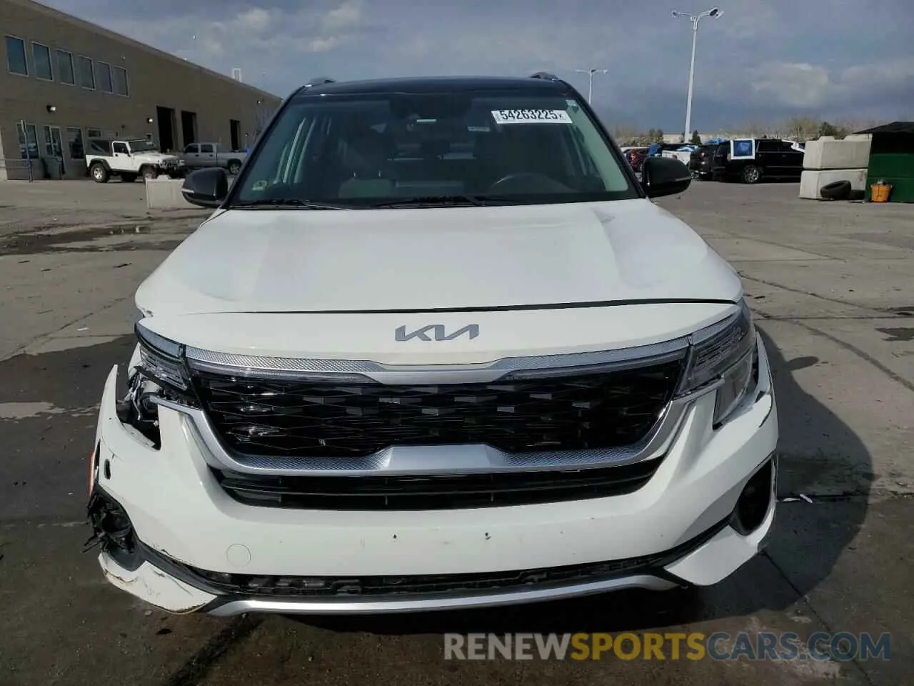 5 fotografías del automóvil dañado KNDEUCAA6N7276779 KIA SELTOS 2022
