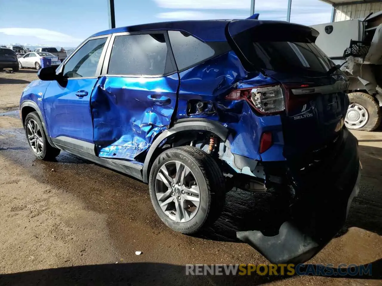 2 fotografías del automóvil dañado KNDEPCAA8P7434307 KIA SELTOS 2023
