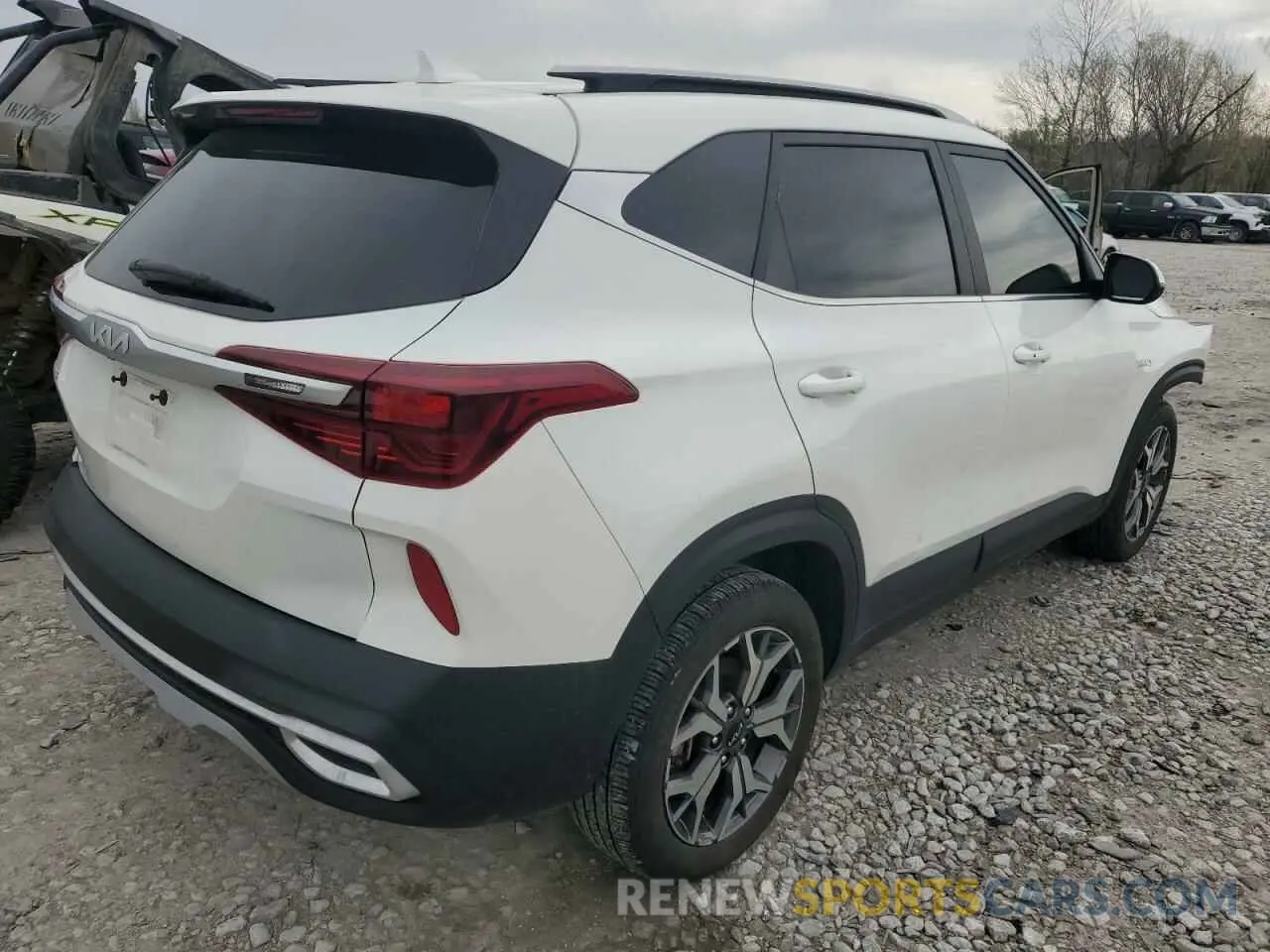 3 fotografías del automóvil dañado KNDERCAA0P7464587 KIA SELTOS 2023