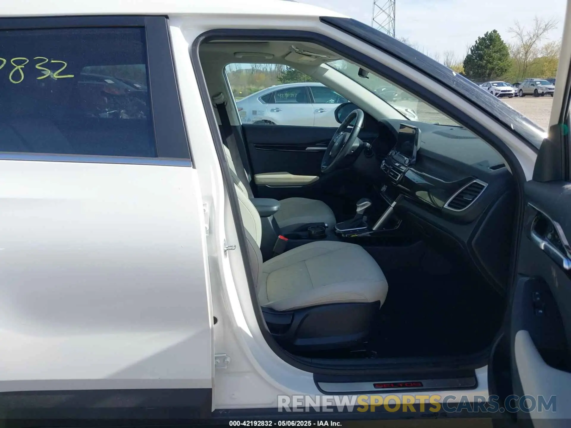 5 fotografías del automóvil dañado KNDERCAA3P7459805 KIA SELTOS 2023