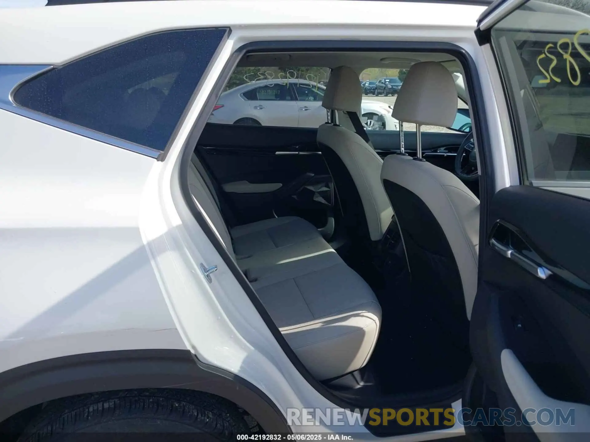 8 fotografías del automóvil dañado KNDERCAA3P7459805 KIA SELTOS 2023