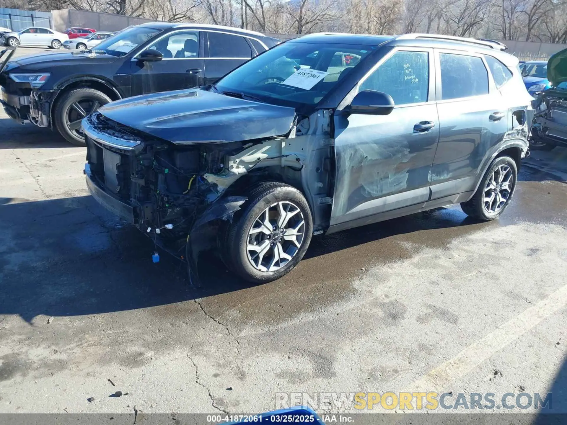 2 fotografías del automóvil dañado KNDERCAA3P7467337 KIA SELTOS 2023