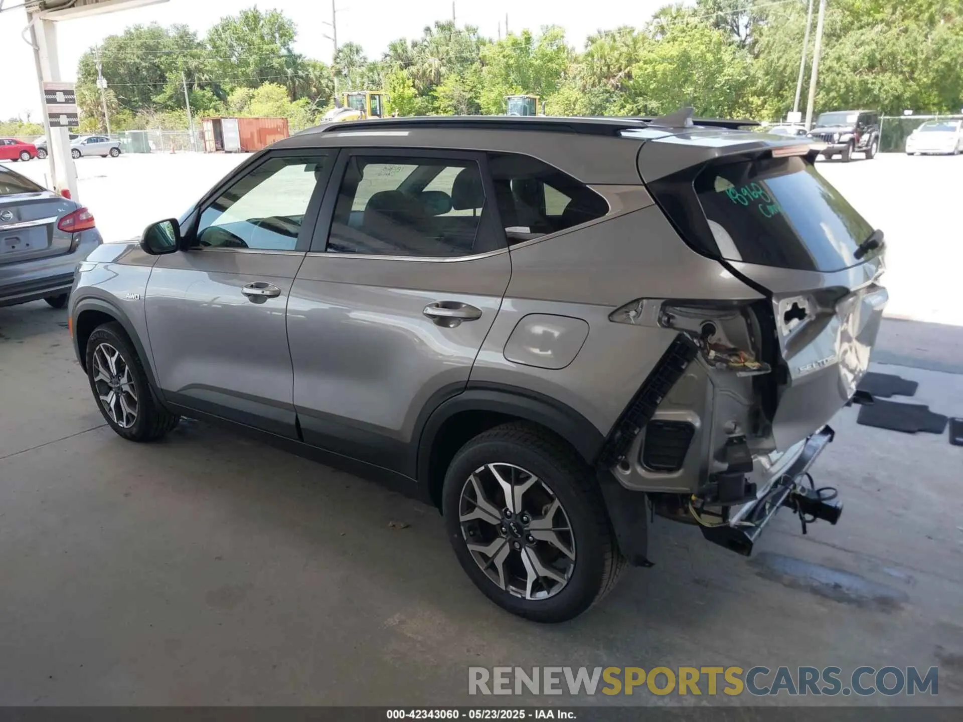 3 fotografías del automóvil dañado KNDERCAA8P7358467 KIA SELTOS 2023