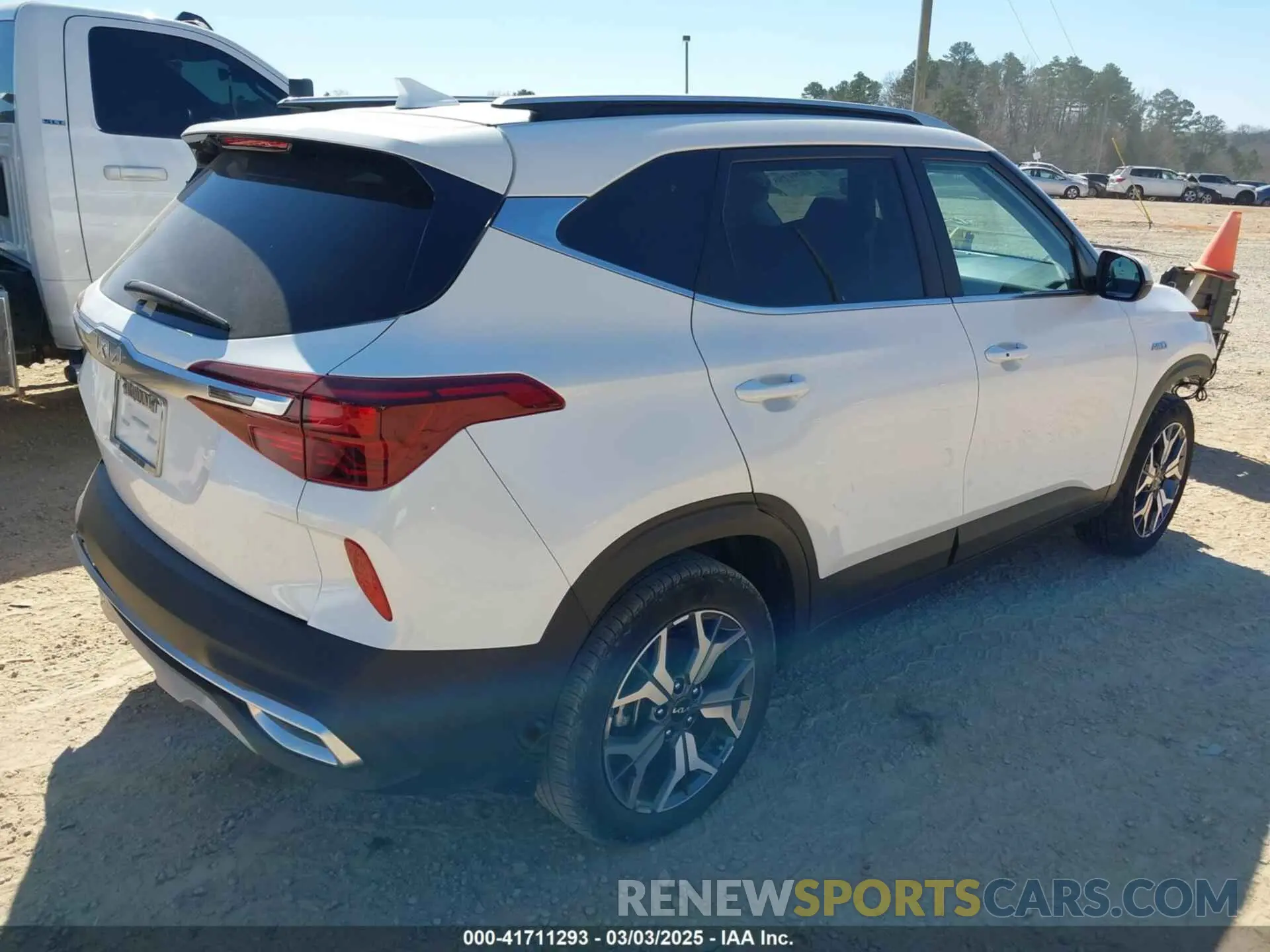 4 fotografías del automóvil dañado KNDERCAAXP7396878 KIA SELTOS 2023