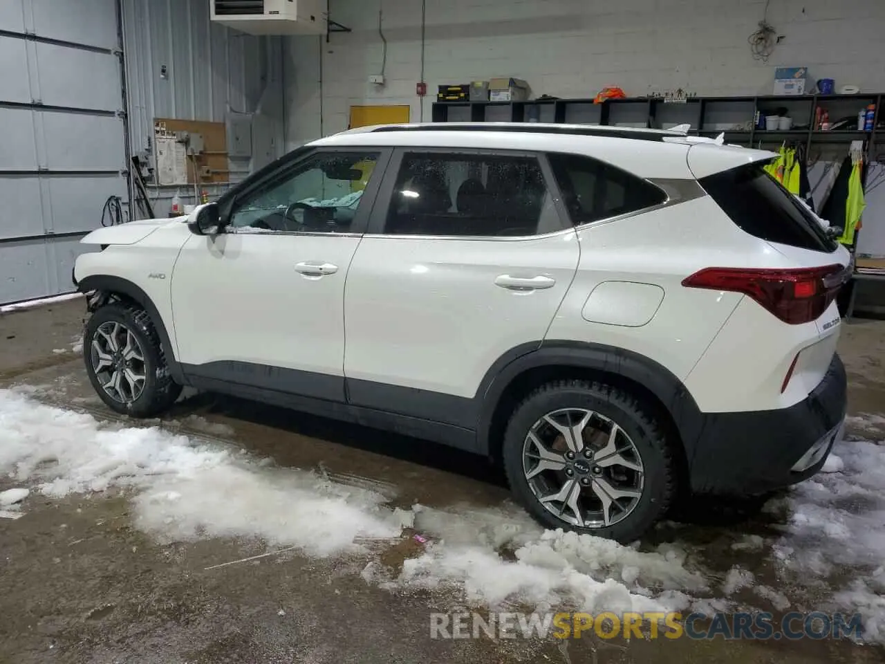 2 fotografías del automóvil dañado KNDERCAAXP7448588 KIA SELTOS 2023