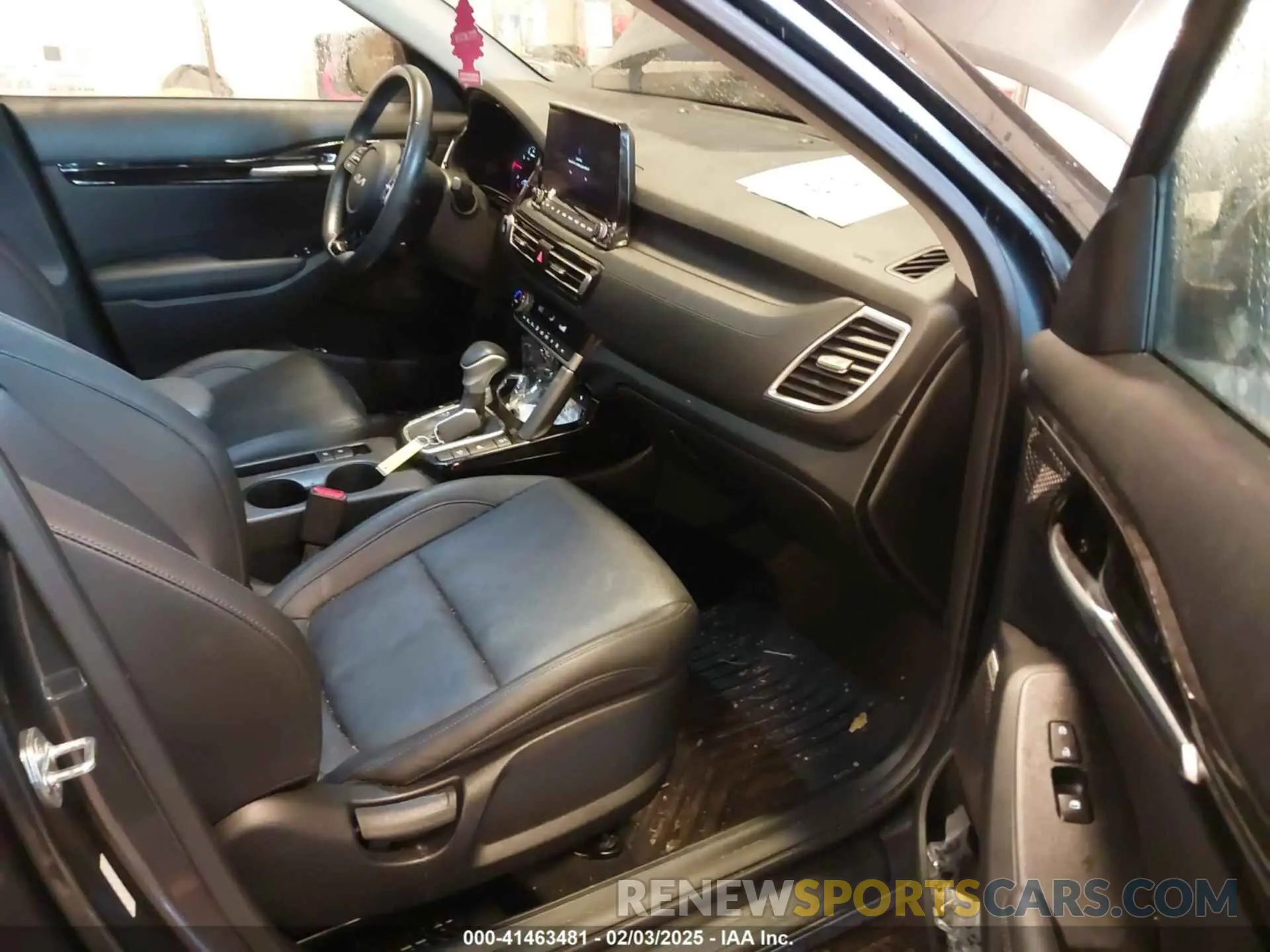 5 fotografías del automóvil dañado KNDETCA20P7359400 KIA SELTOS 2023