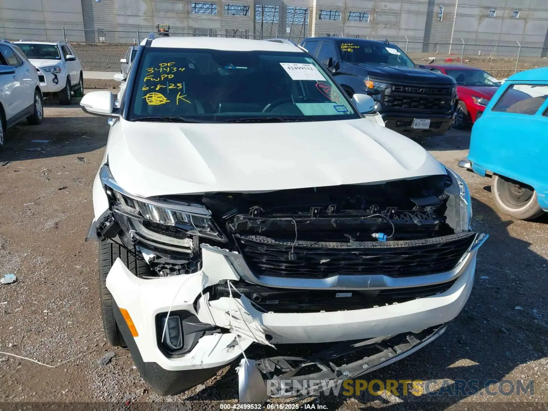 12 fotografías del automóvil dañado KNDETCA20P7429414 KIA SELTOS 2023