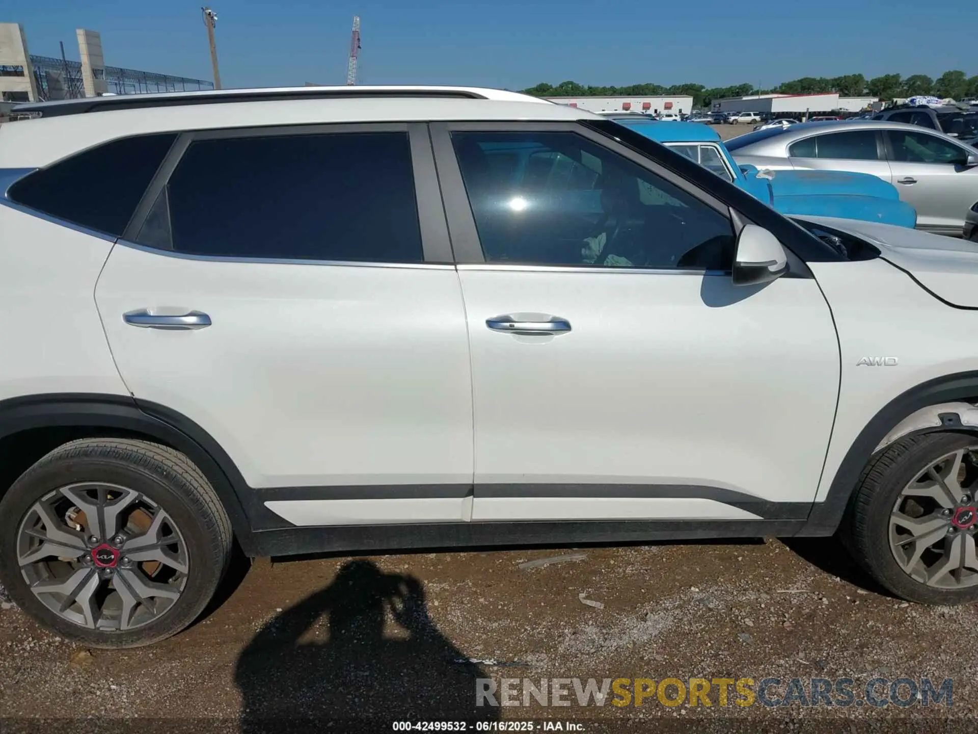 13 fotografías del automóvil dañado KNDETCA20P7429414 KIA SELTOS 2023