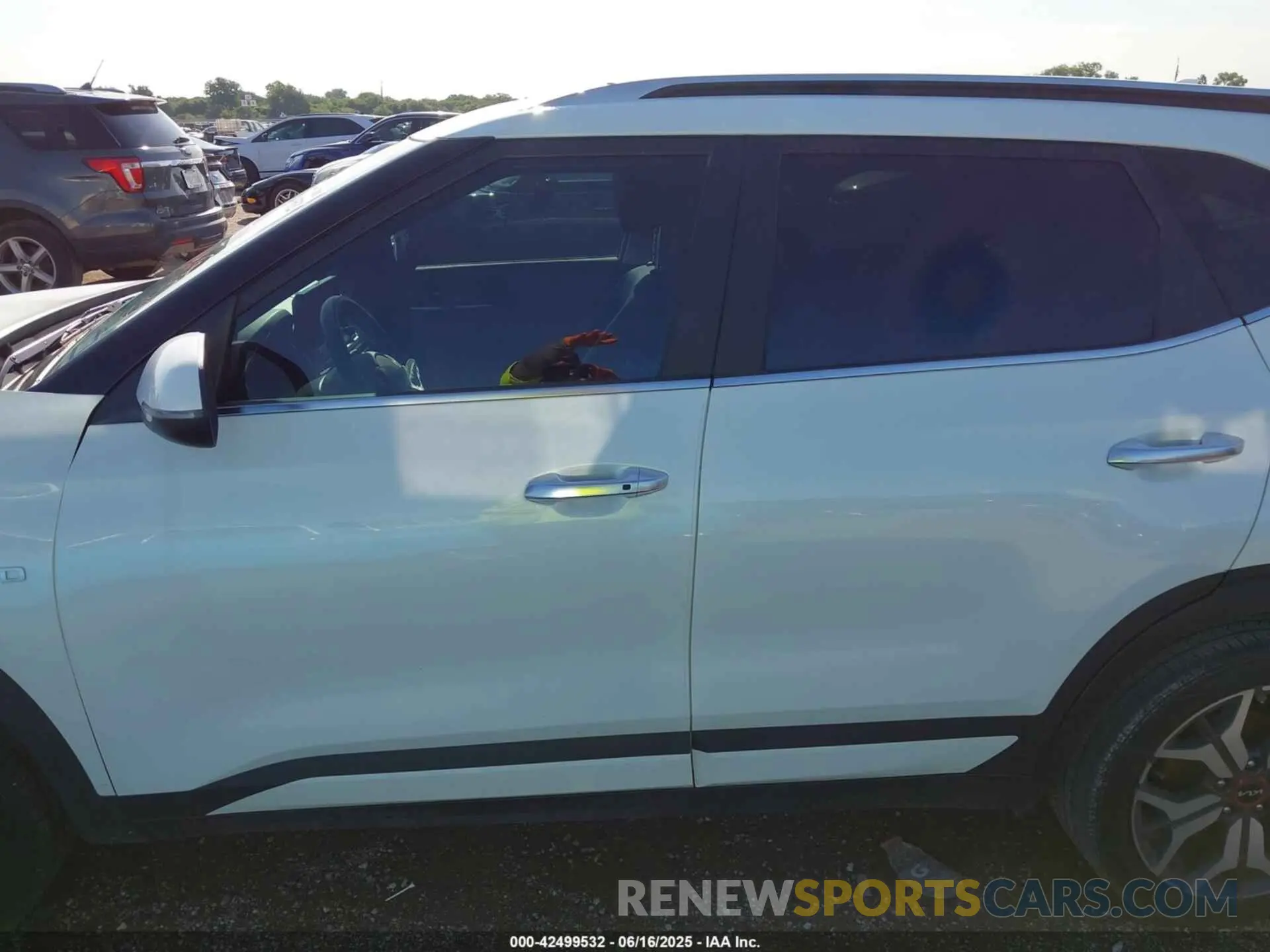 14 fotografías del automóvil dañado KNDETCA20P7429414 KIA SELTOS 2023