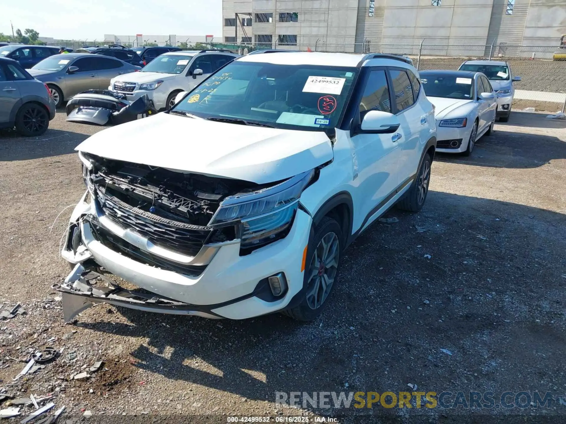2 fotografías del automóvil dañado KNDETCA20P7429414 KIA SELTOS 2023
