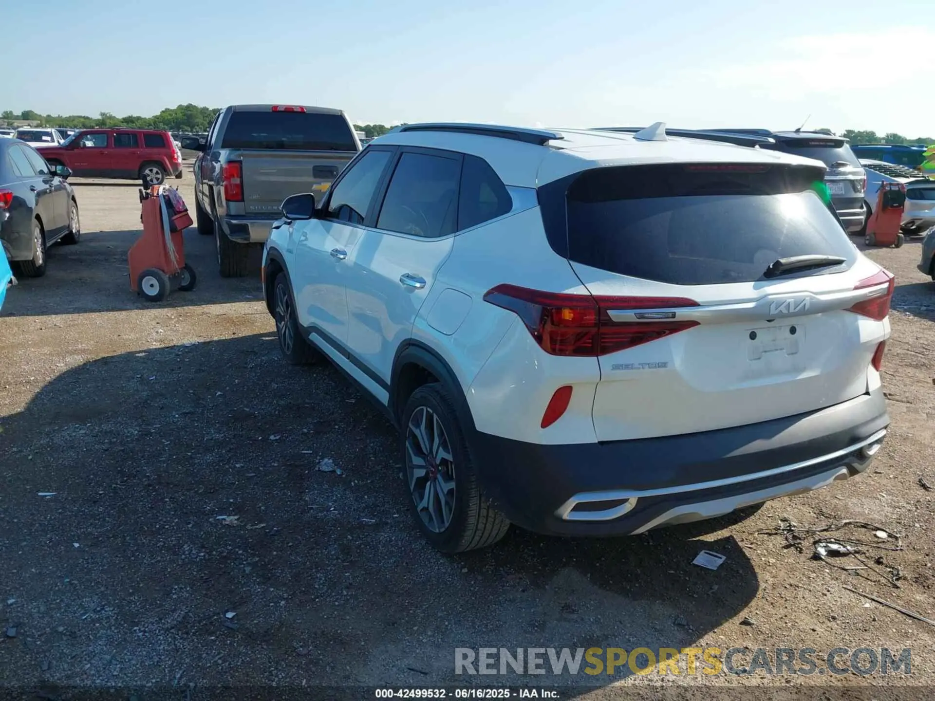 3 fotografías del automóvil dañado KNDETCA20P7429414 KIA SELTOS 2023