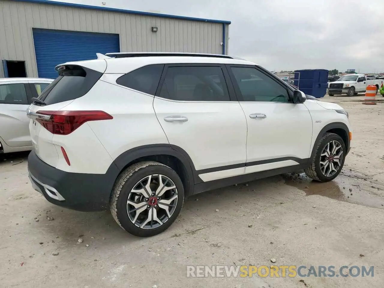 3 fotografías del automóvil dañado KNDETCA24P7397339 KIA SELTOS 2023