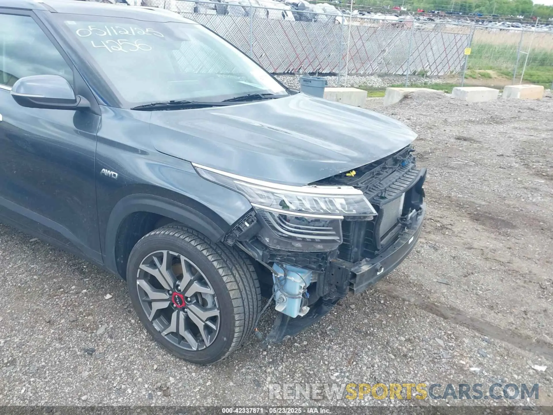 18 fotografías del automóvil dañado KNDETCA25P7354256 KIA SELTOS 2023