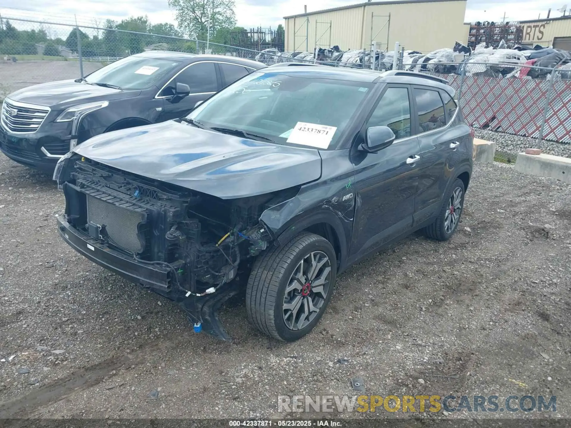 2 fotografías del automóvil dañado KNDETCA25P7354256 KIA SELTOS 2023