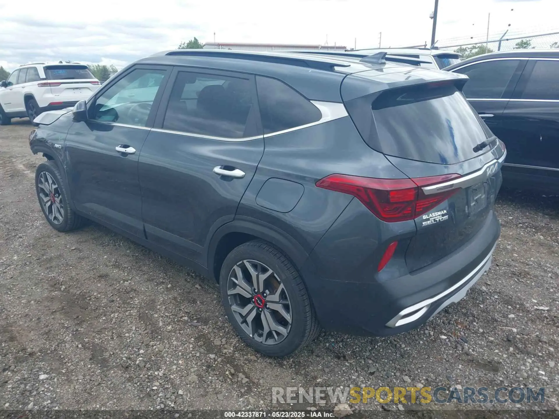 3 fotografías del automóvil dañado KNDETCA25P7354256 KIA SELTOS 2023