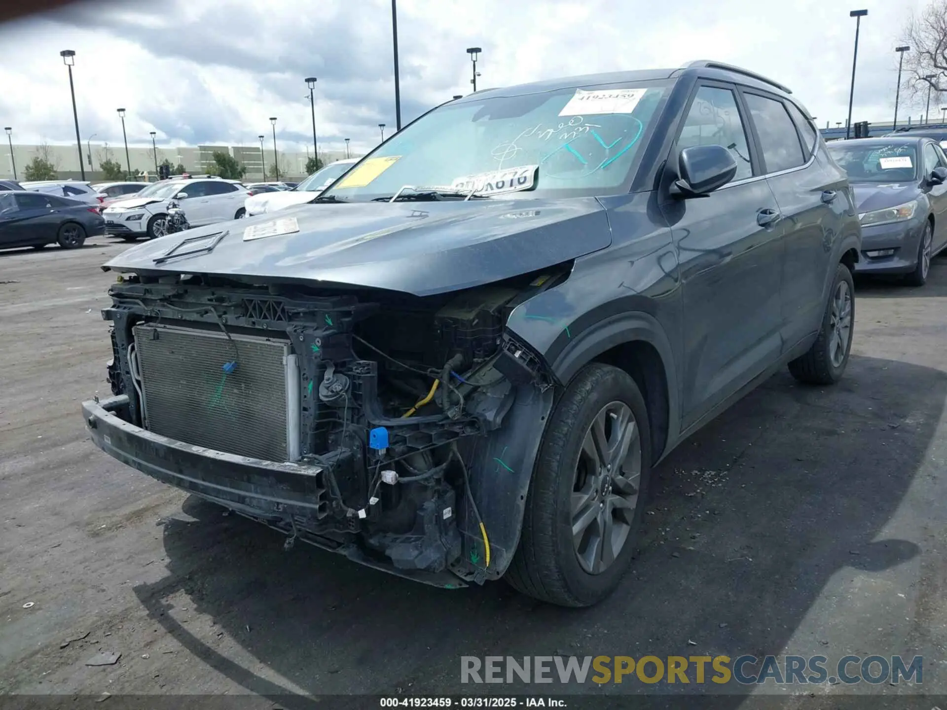 2 fotografías del automóvil dañado KNDEU2AA1P7394185 KIA SELTOS 2023