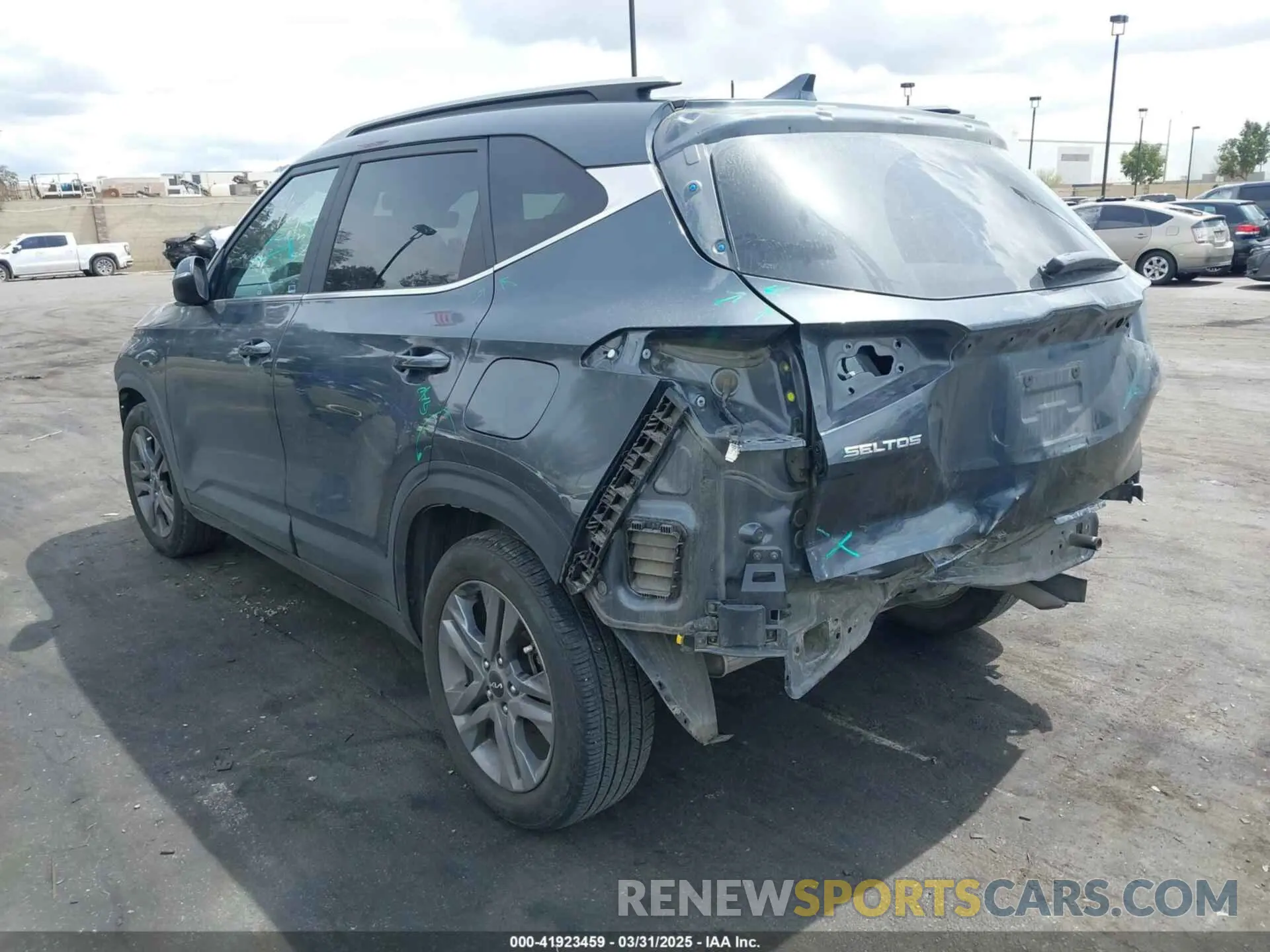 3 fotografías del automóvil dañado KNDEU2AA1P7394185 KIA SELTOS 2023