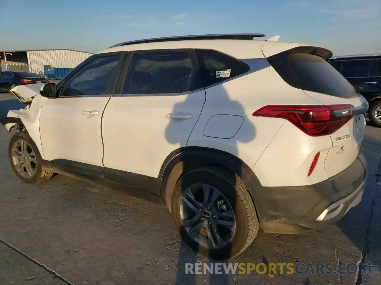 2 fotografías del automóvil dañado KNDEU2AA2P7463661 KIA SELTOS 2023