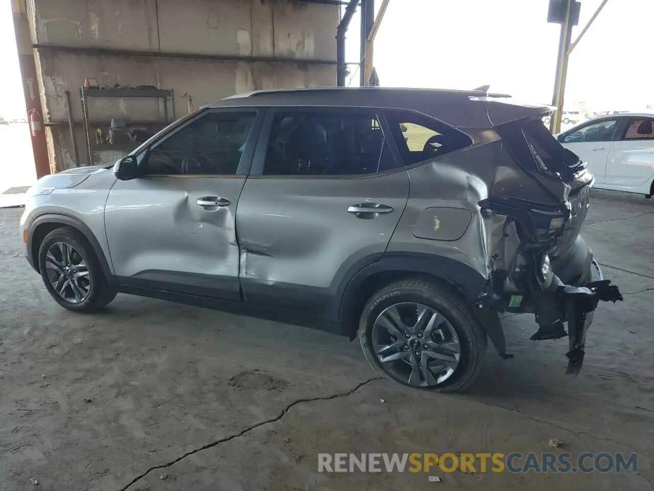 2 fotografías del automóvil dañado KNDEU2AA4P7369152 KIA SELTOS 2023